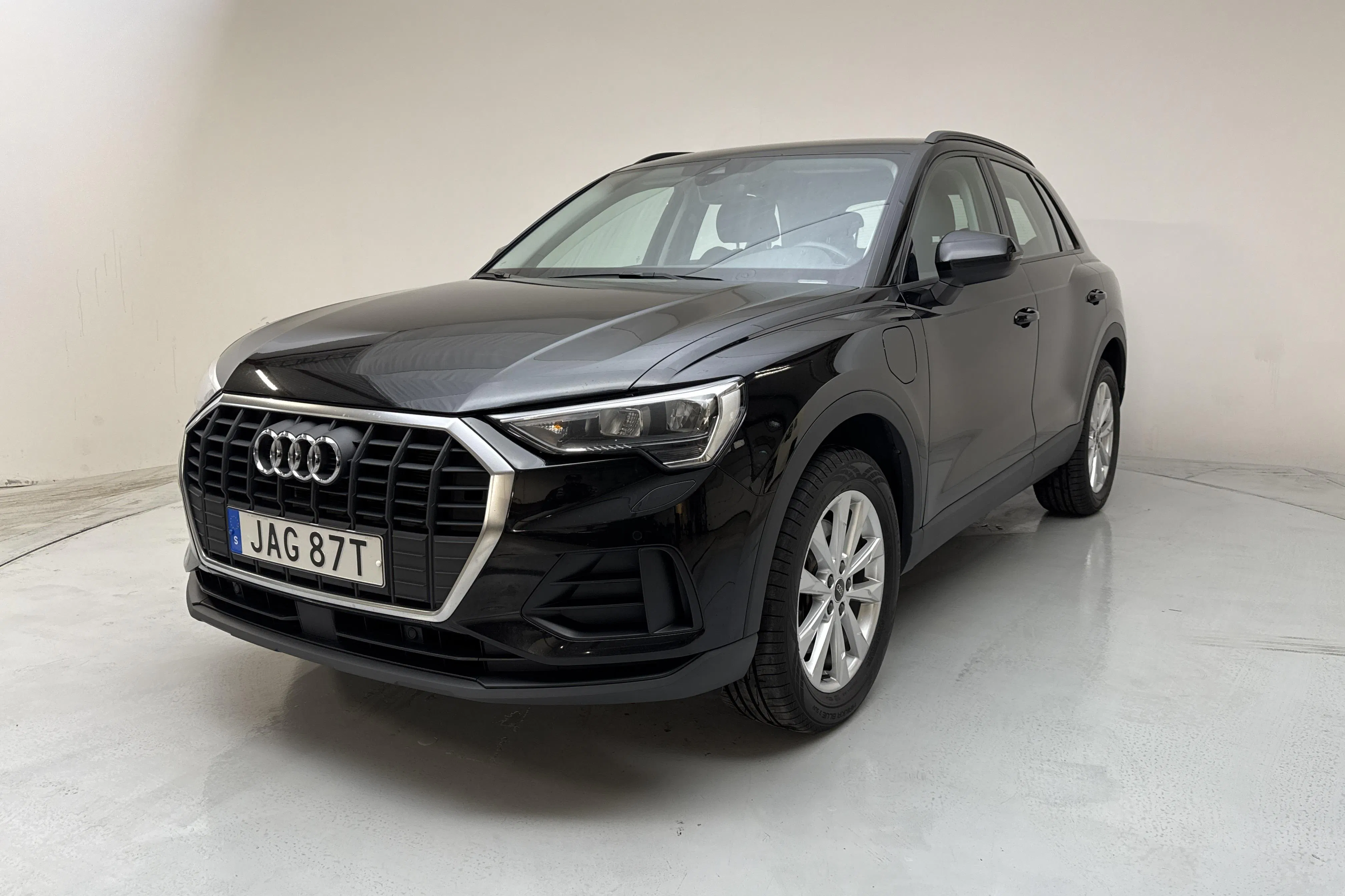 Presentationsfoto 1 av 20: Audi Q3 45 TFSI e (245hk) - 7 418 mil - Automat - svart - 2023
