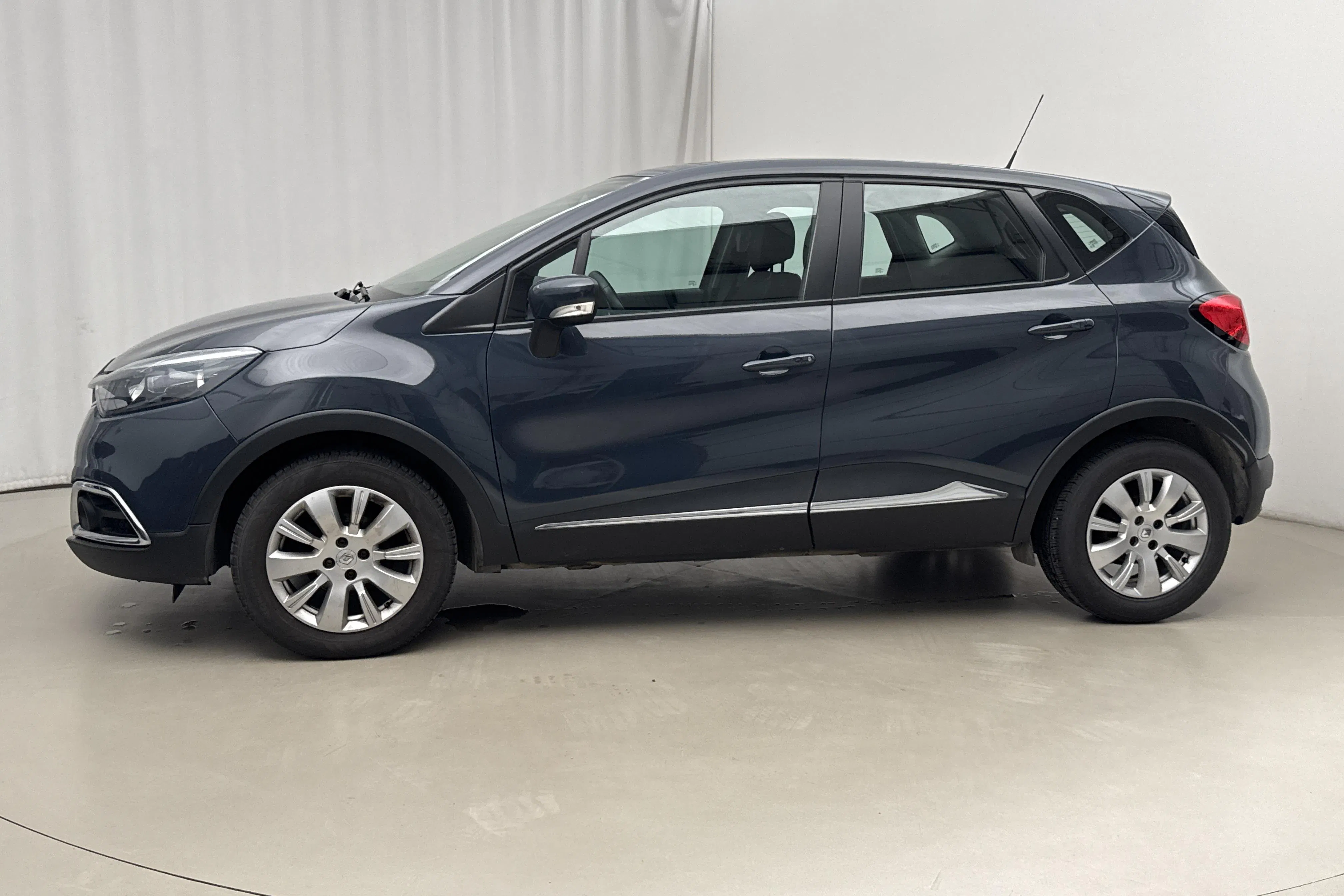 Presentationsfoto 2 av 12: Renault Captur 0.9 TCe (90hk) - 16 592 mil - Manuell - blå - 2014