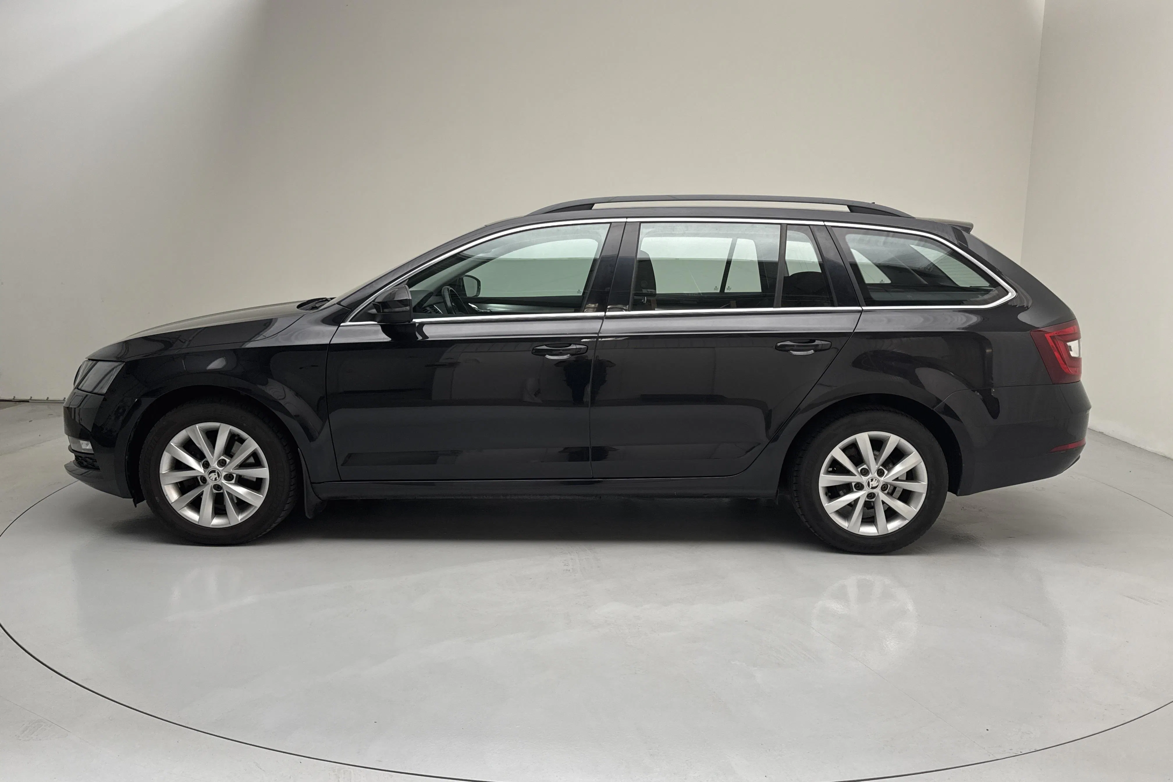 Presentation photo 2 of 14: Skoda Octavia III 1.0 TSI Combi (115hk) - 107 910 km - Manual - black - 2018