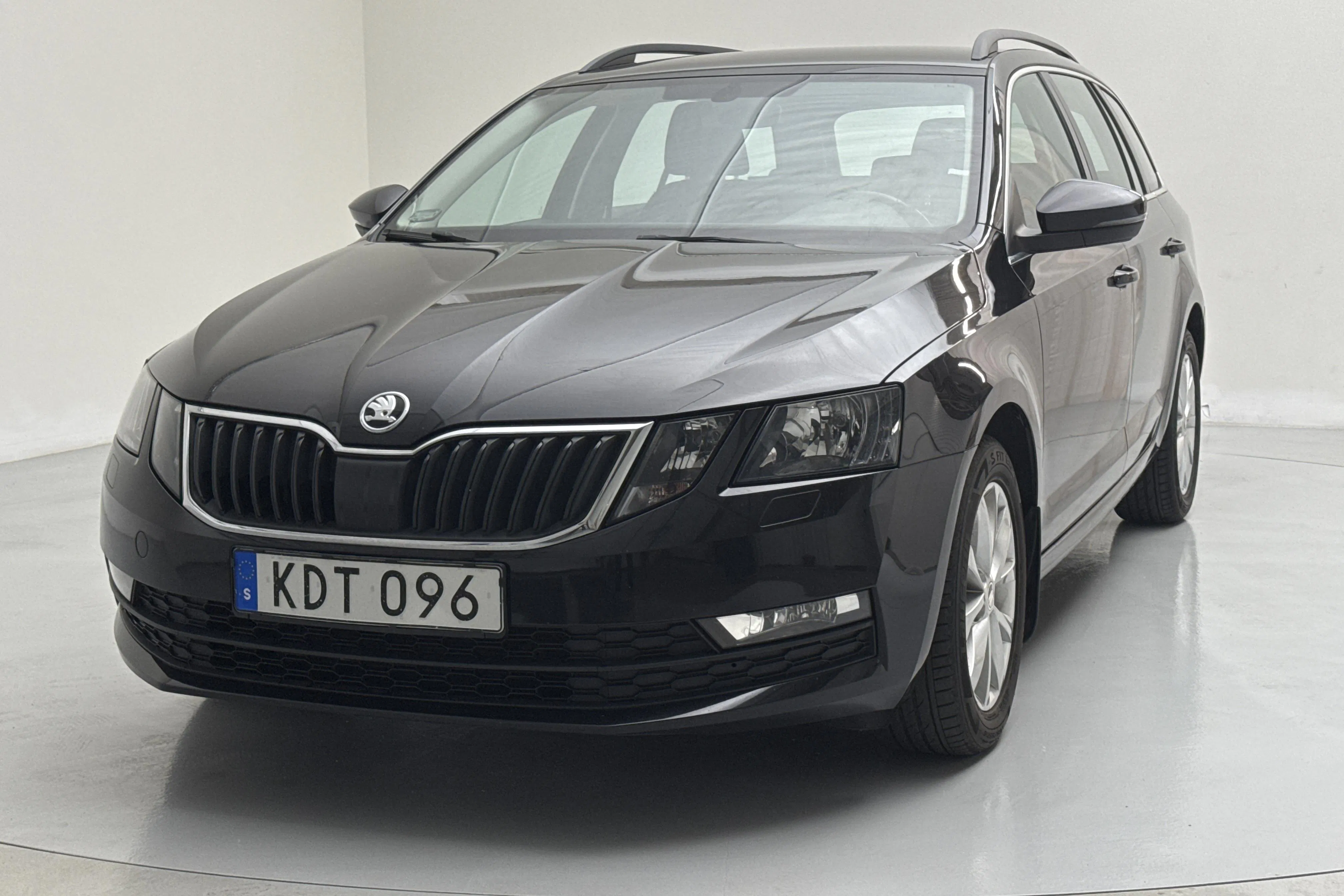 Presentation photo 1 of 14: Skoda Octavia III 1.0 TSI Combi (115hk) - 107 910 km - Manual - black - 2018