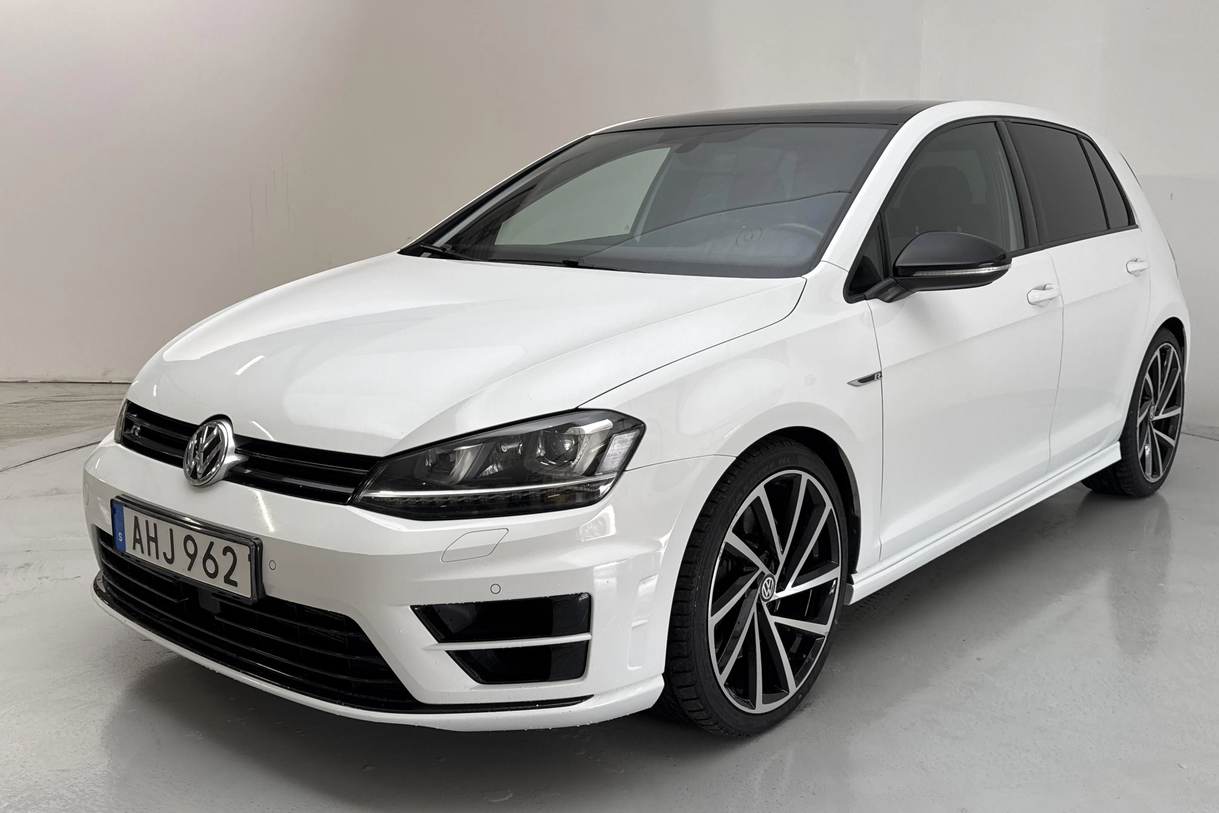 Presentation photo 1 of 17: VW Golf VII 2.0 TSI R 4Motion 5dr (300hk) - 142 110 km - Automatic - white - 2016