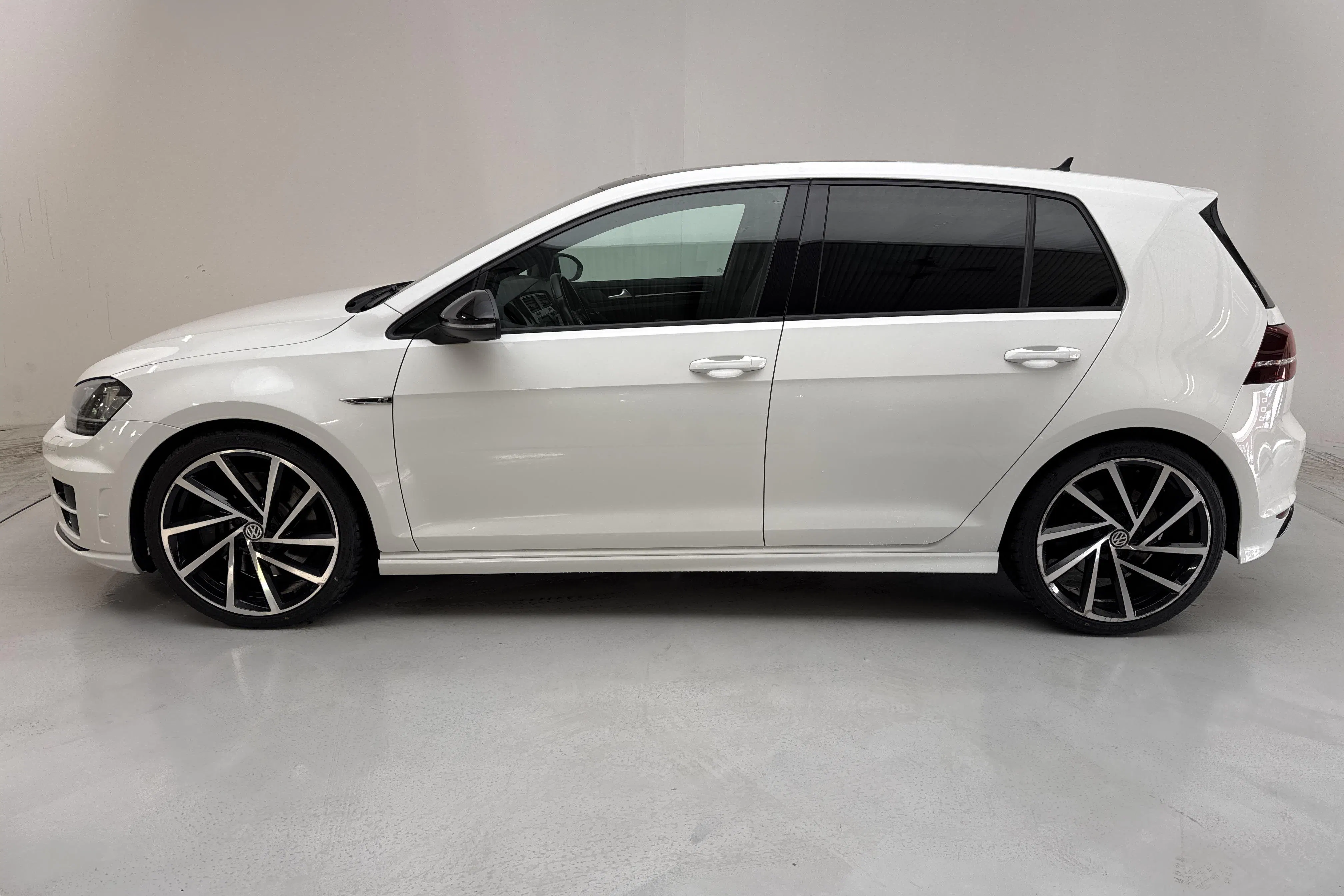 Presentation photo 2 of 17: VW Golf VII 2.0 TSI R 4Motion 5dr (300hk) - 142 110 km - Automatic - white - 2016