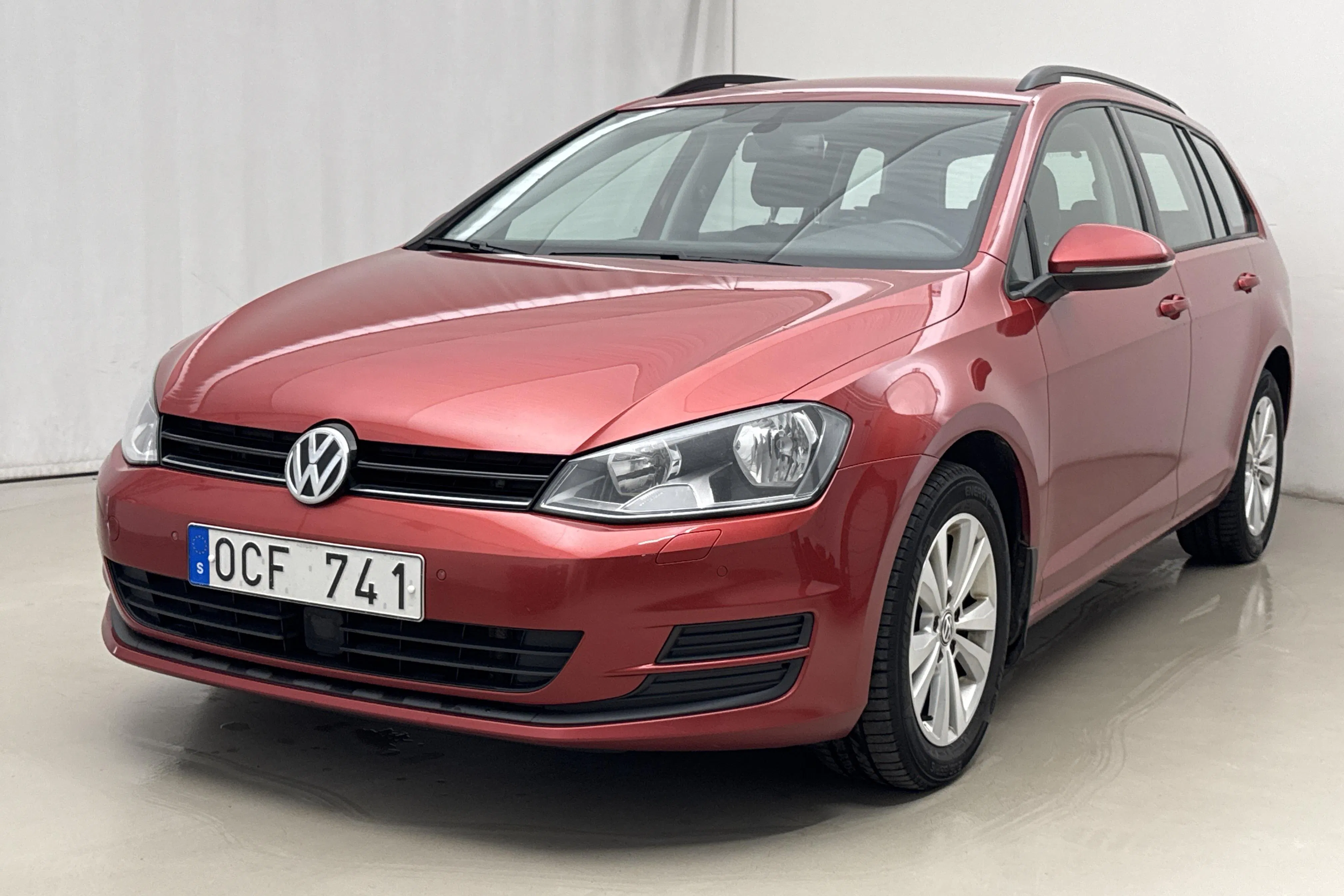 Presentationsfoto 1 av 17: VW Golf VII 1.6 TDI BlueMotion Technology Sportscombi (105hk) - 28 520 mil - Manuell - röd - 2014