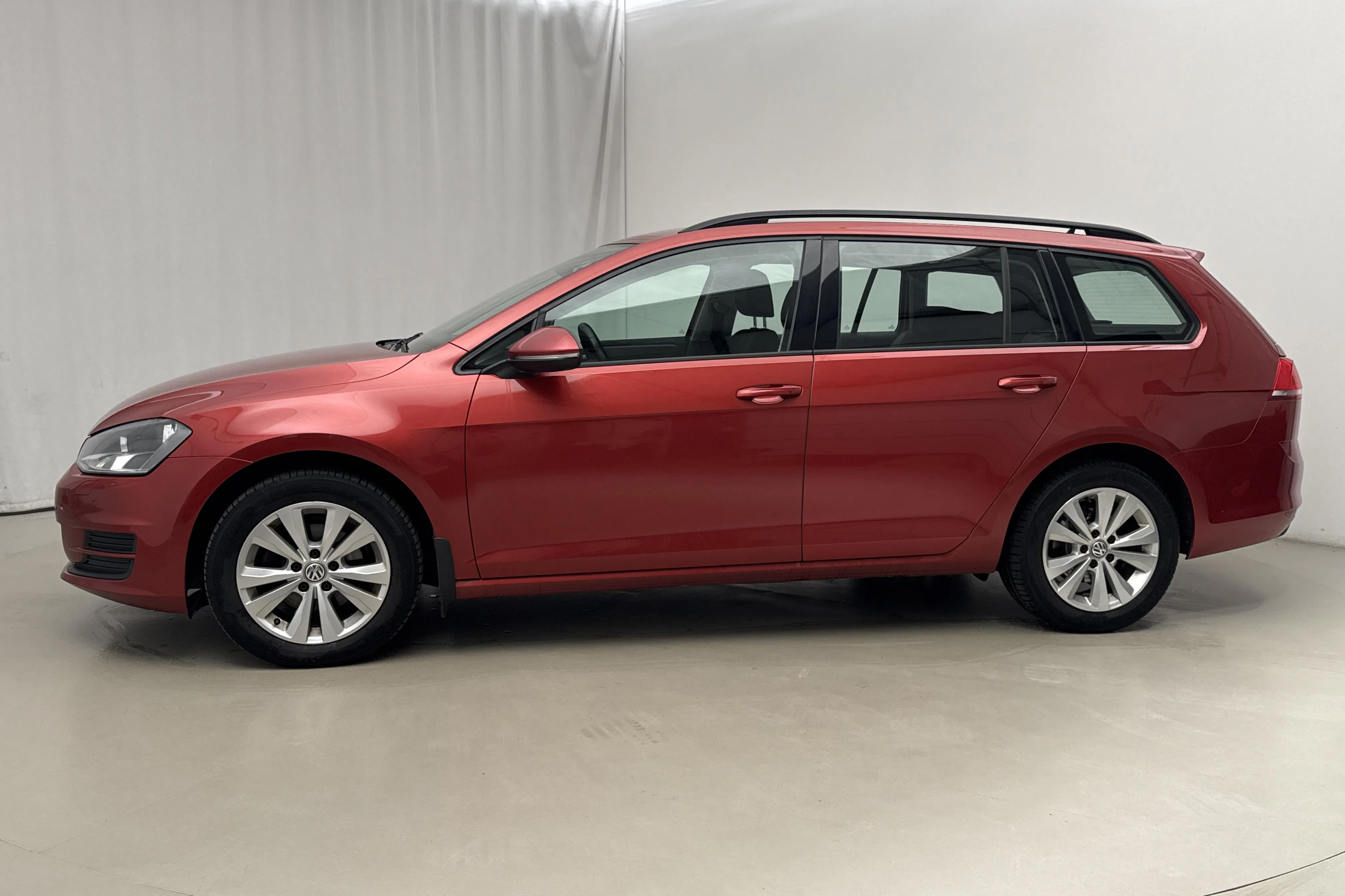Presentationsfoto 2 av 17: VW Golf VII 1.6 TDI BlueMotion Technology Sportscombi (105hk) - 28 520 mil - Manuell - röd - 2014