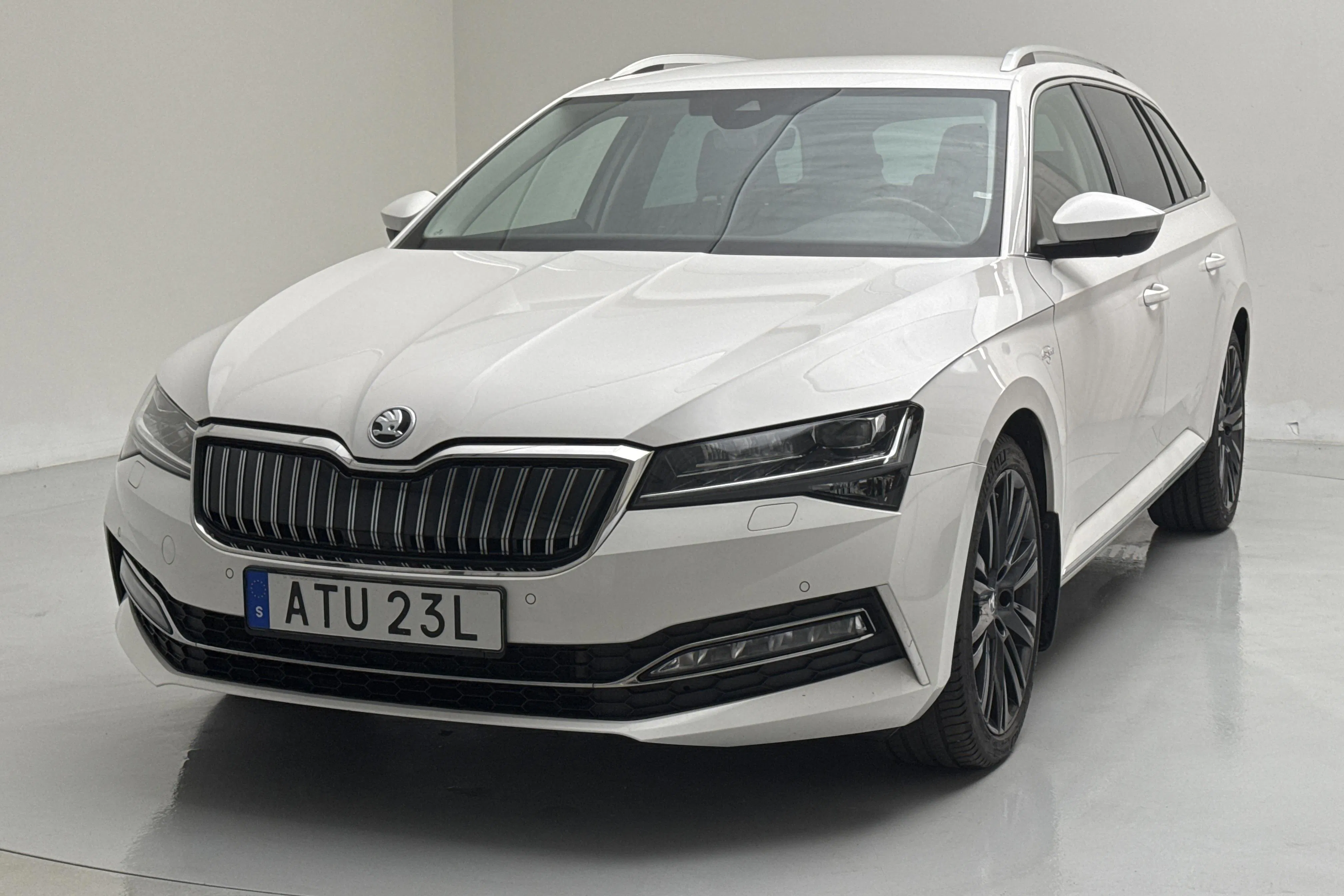 Presentationsfoto 1 av 17: Skoda Superb 1.4 TSI PHEV Kombi (218hk) - 13 649 mil - Automat - vit - 2021