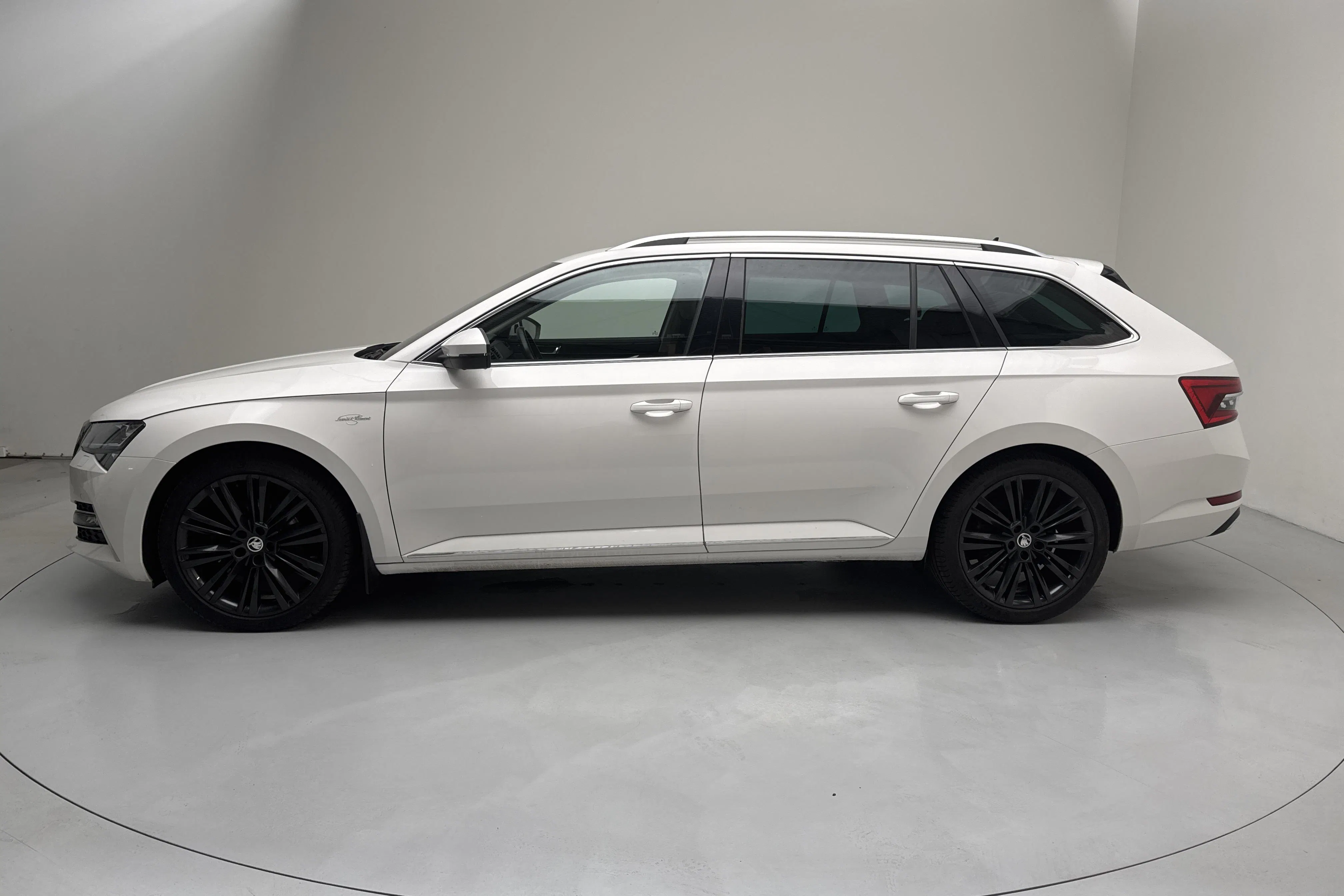 Presentationsfoto 2 av 17: Skoda Superb 1.4 TSI PHEV Kombi (218hk) - 13 649 mil - Automat - vit - 2021