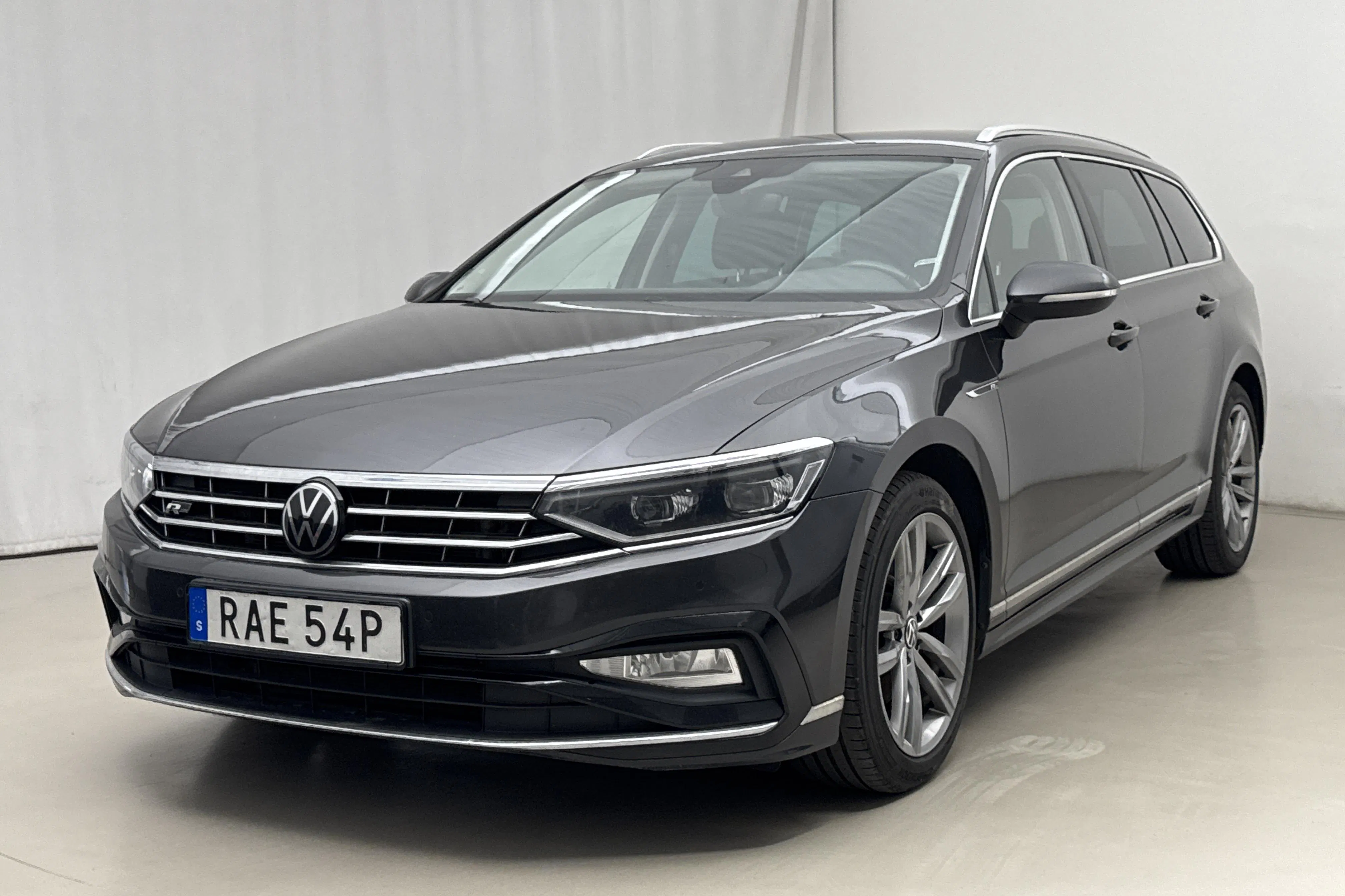 Presentation photo 1 of 20: VW Passat 2.0 TDI Sportscombi 4Motion (200hk) - 213 860 km - Automatic - dark grey - 2022