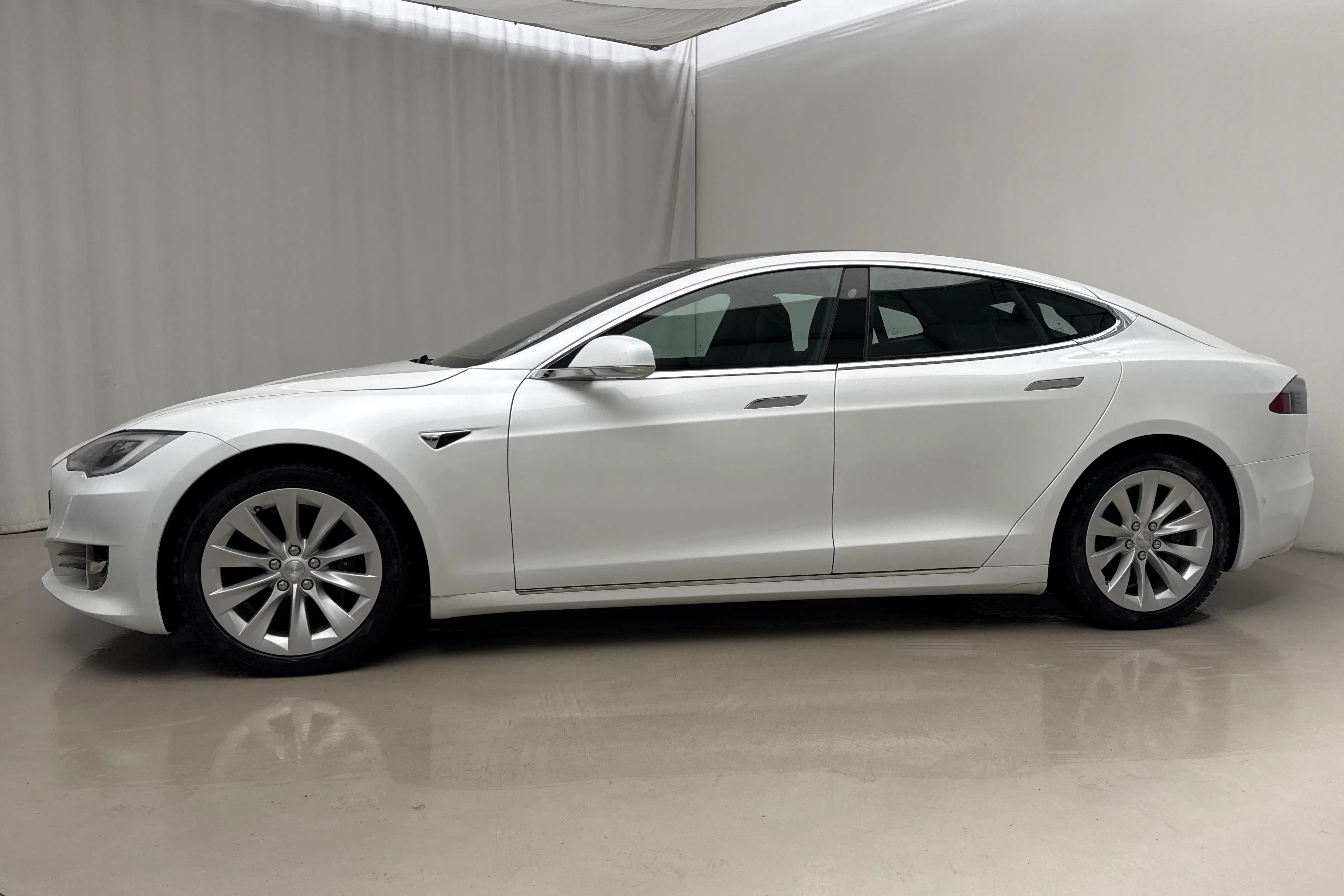 Presentation photo 2 of 22: Tesla Model S Dual Motor Standard Range AWD - 10 700 km - Automatic - white - 2019