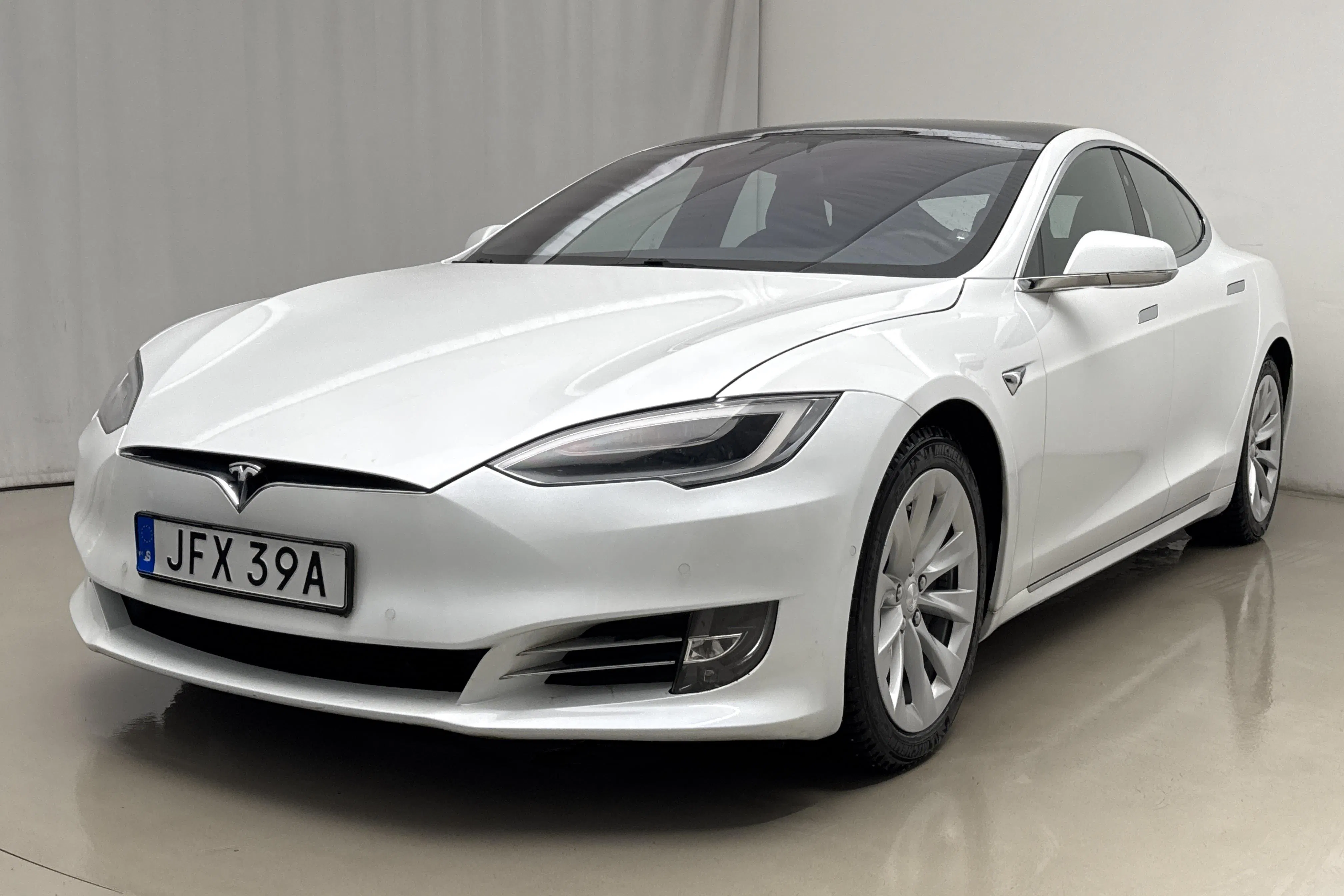 Presentation photo 1 of 22: Tesla Model S Dual Motor Standard Range AWD - 10 700 km - Automatic - white - 2019