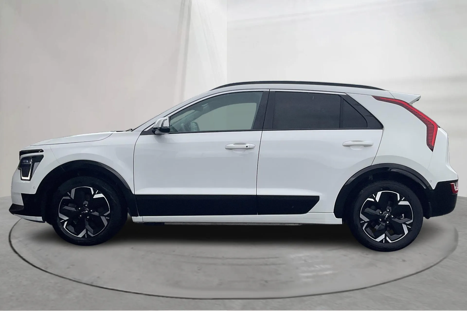 Presentationsfoto 2 av 19: KIA Niro EV 65kWh (204hk) - 7 002 mil - Automat - vit - 2023