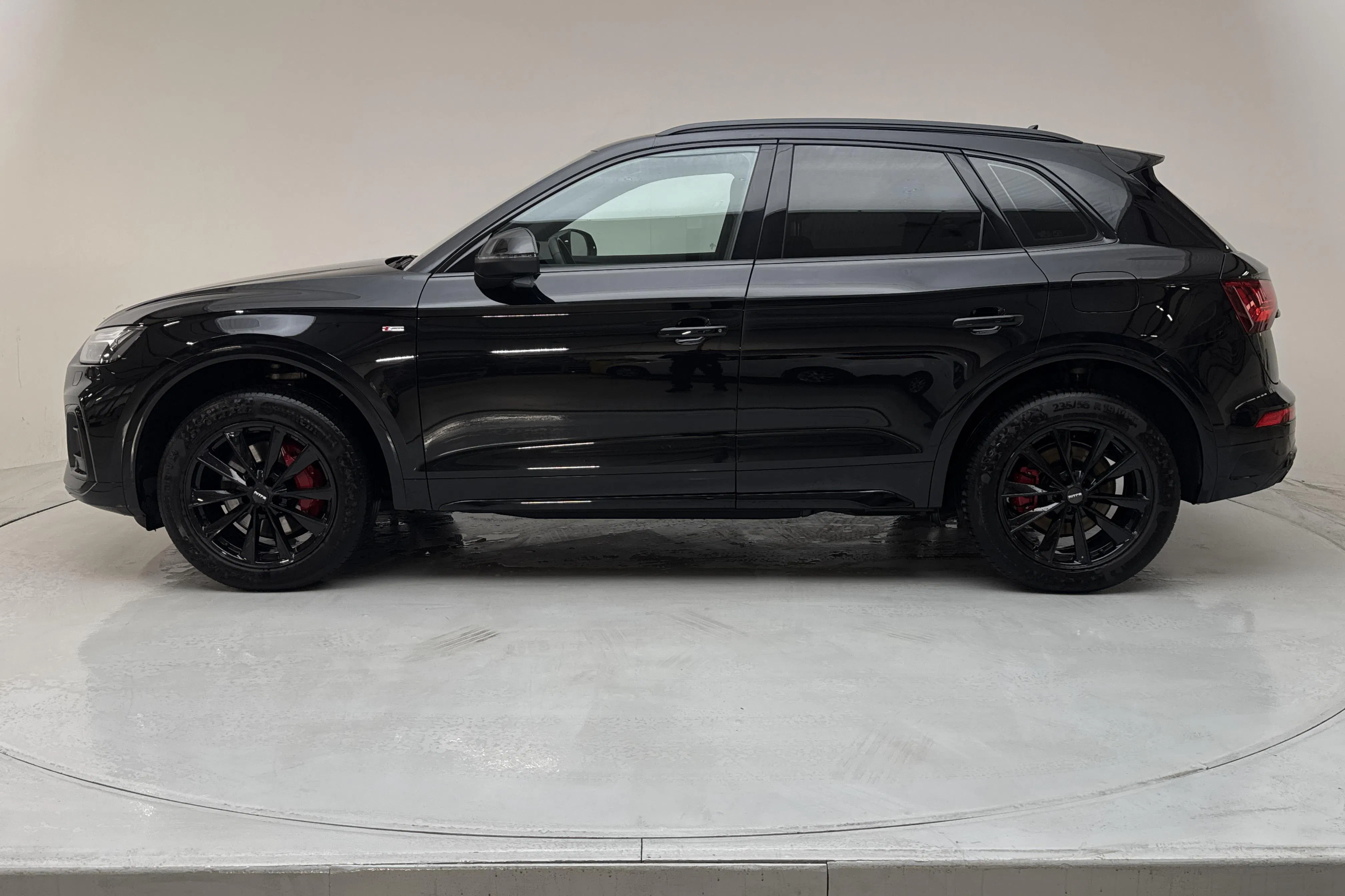 Presentationsfoto 2 av 21: Audi Q5 55 TFSI e quattro (367hk) - 5 484 mil - Automat - svart - 2023