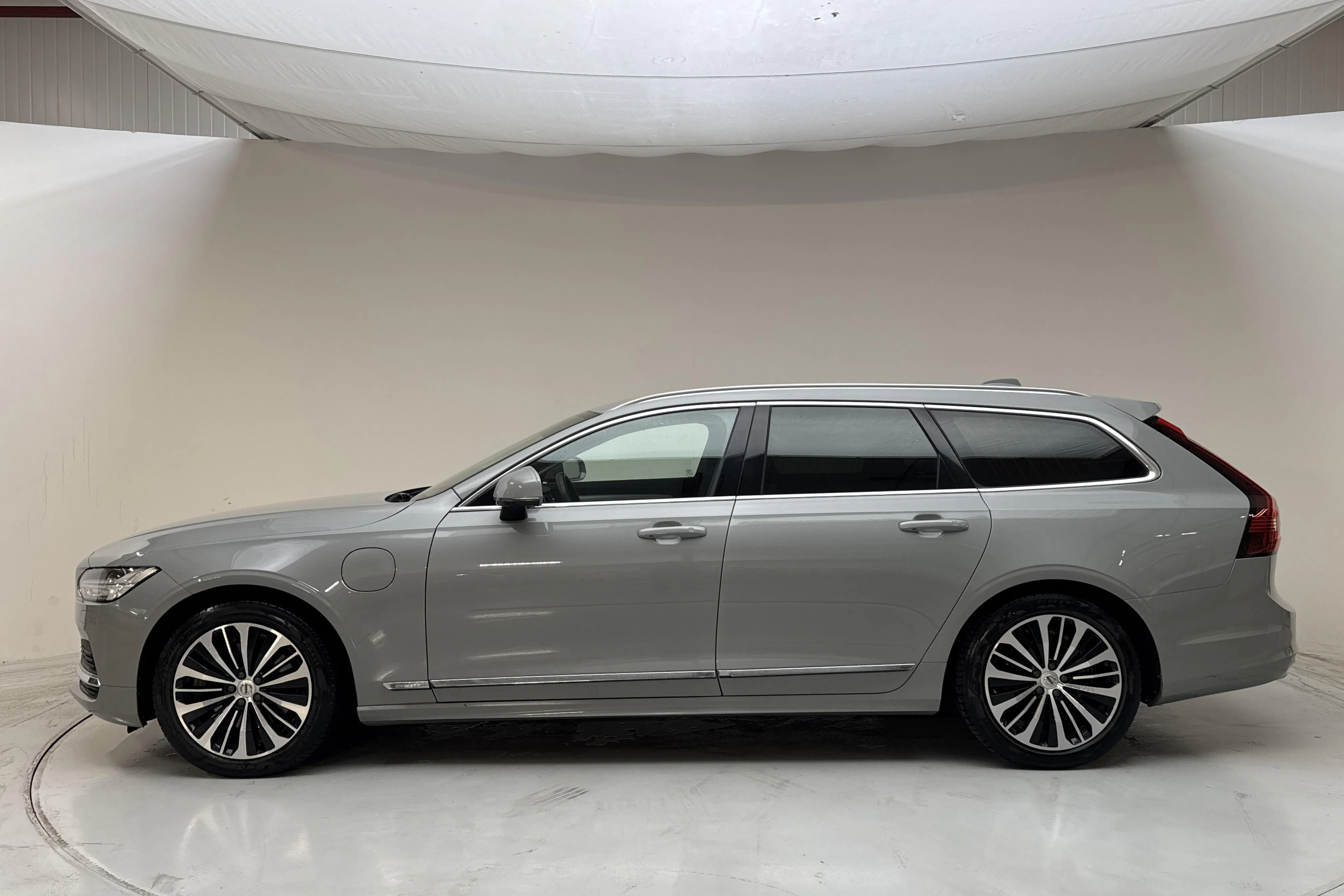 Presentationsfoto 2 av 18: Volvo V90 T6 AWD Recharge (350hk) - 9 068 mil - Automat - grå - 2024