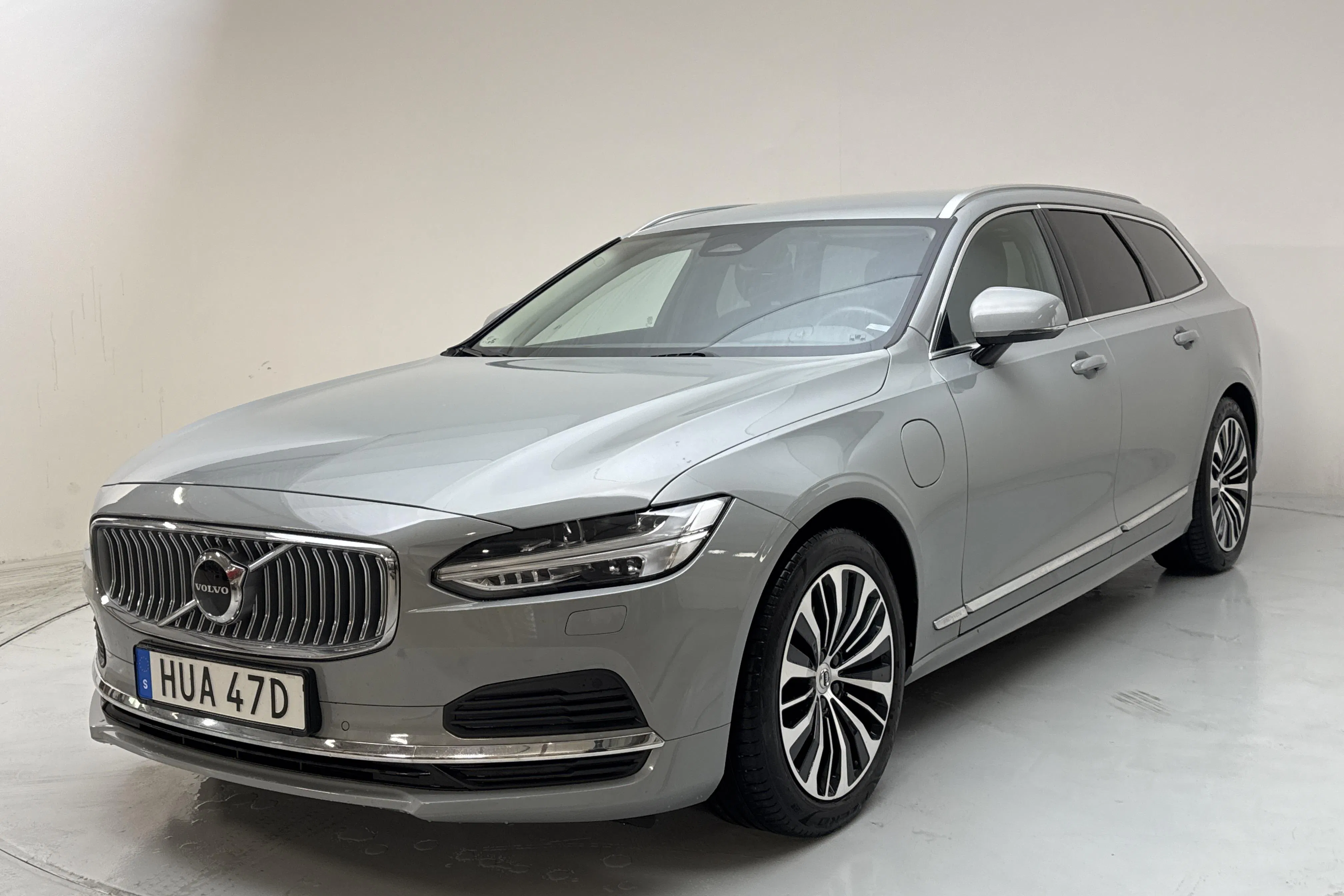 Presentationsfoto 1 av 18: Volvo V90 T6 AWD Recharge (350hk) - 9 068 mil - Automat - grå - 2024