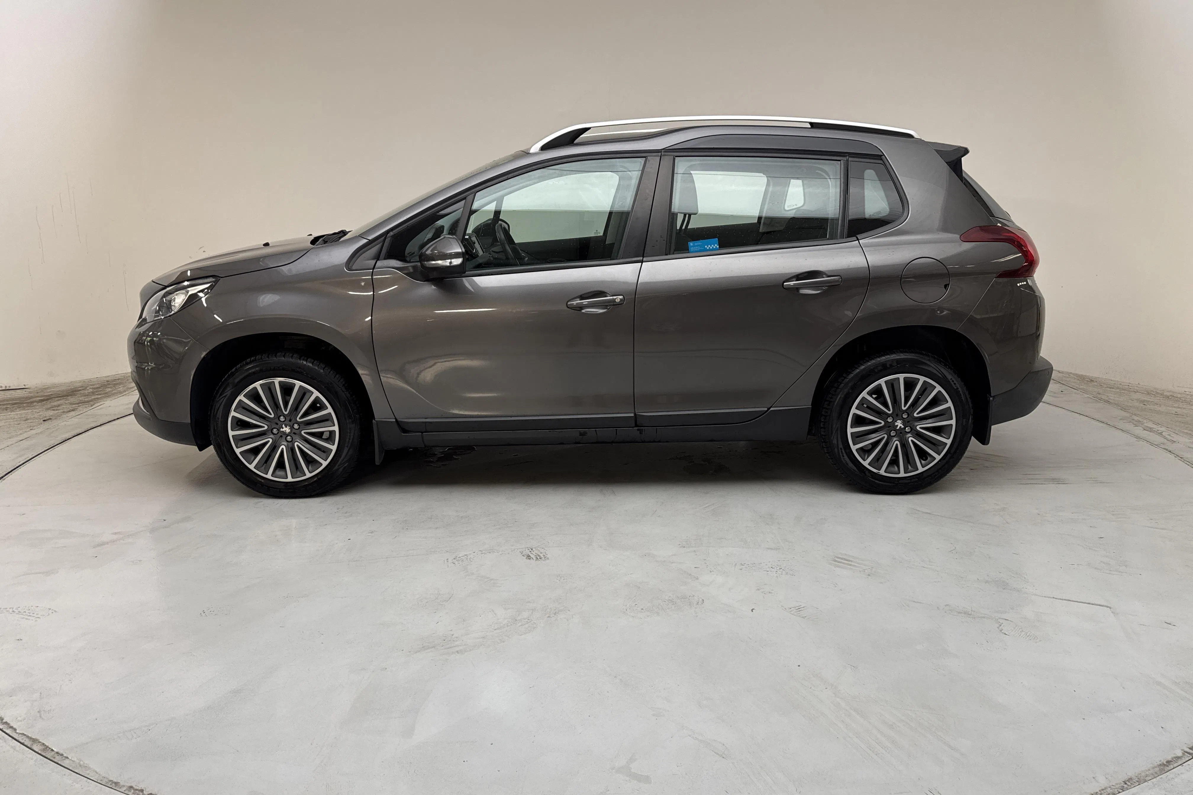 Presentationsfoto 2 av 12: Peugeot 2008 1.2 VTi (82hk) - 6 699 mil - Manuell - Mörkgrå - 2018