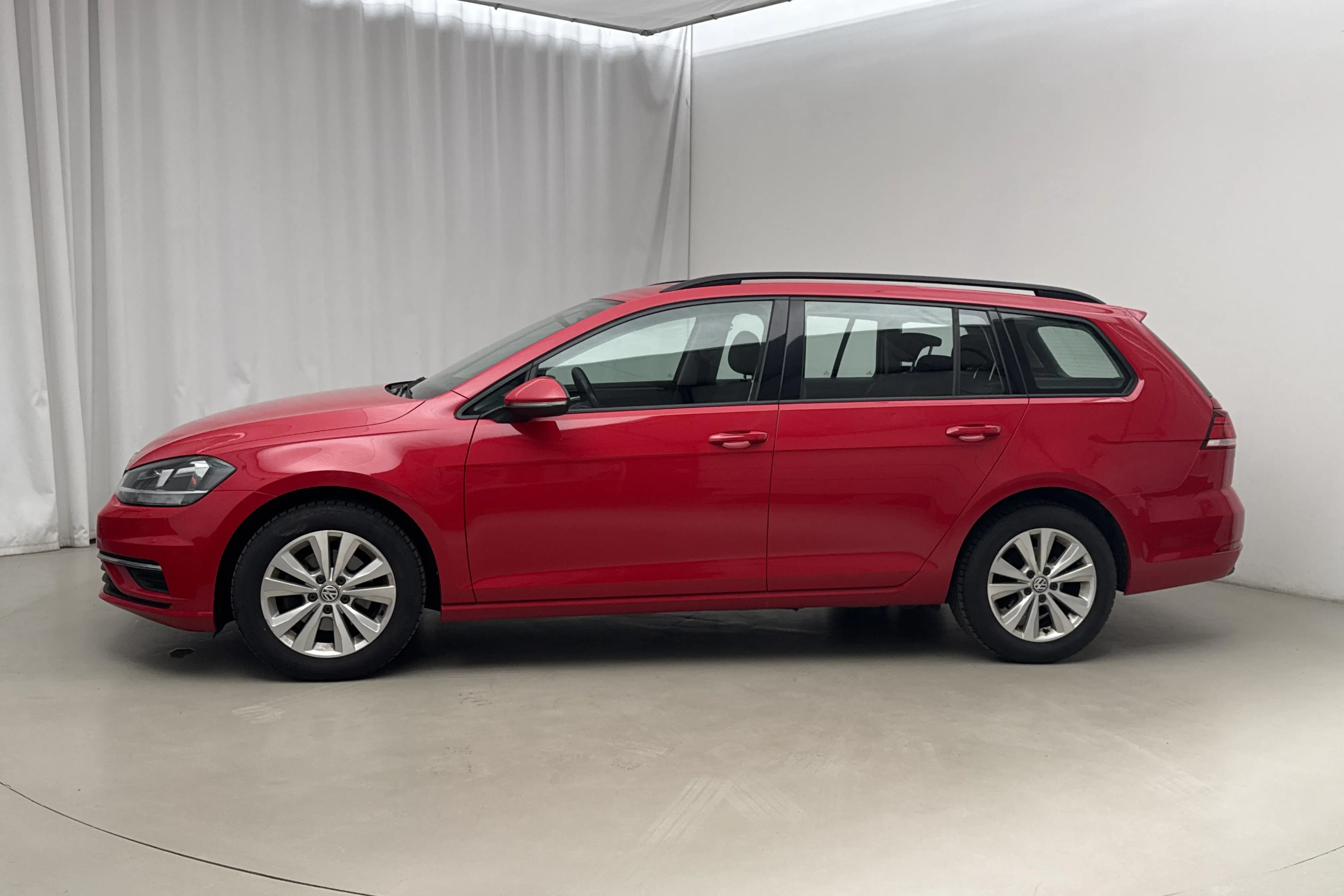 Presentationsfoto 2 av 16: VW Golf VII 1.0 TSI Sportscombi (110hk) - 13 428 mil - Manuell - röd - 2018