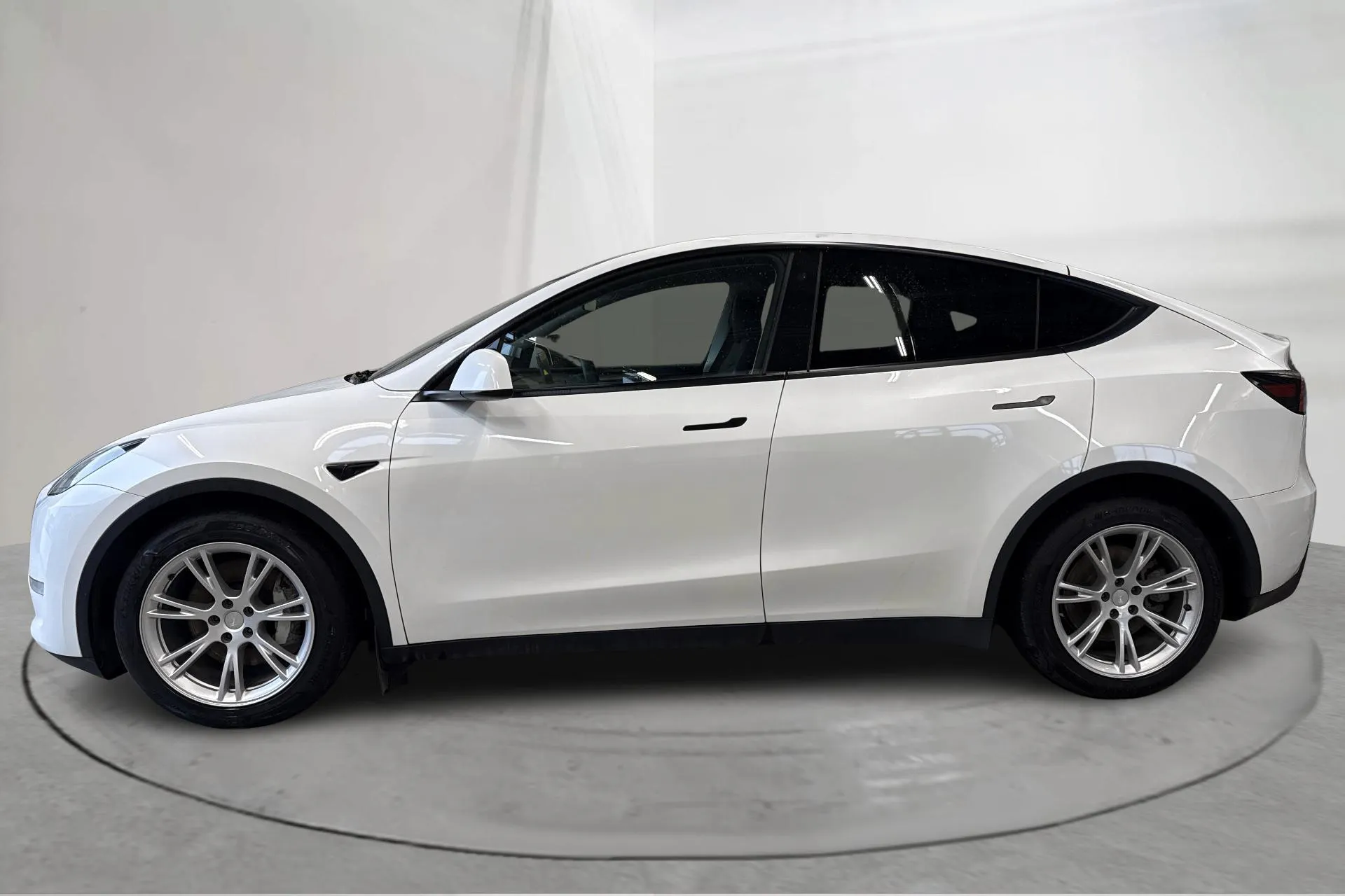 Presentation photo 2 of 22: Tesla Model Y Long Range Dual Motor AWD - 131 020 km - Automatic - white - 2023