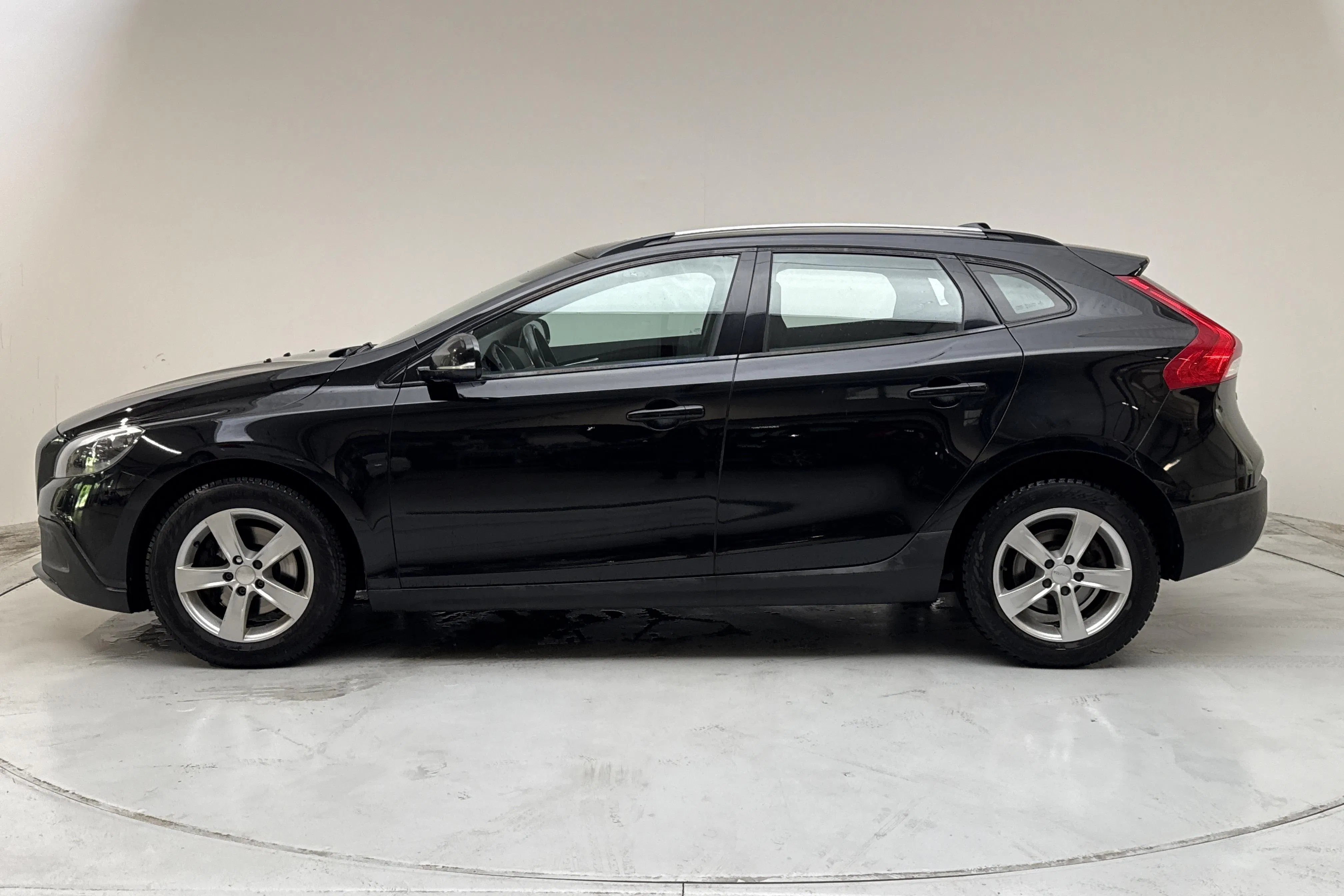 Presentationsfoto 2 av 12: Volvo V40 Cross Country D2 (115hk) - 15 178 mil - Manuell - svart - 2015