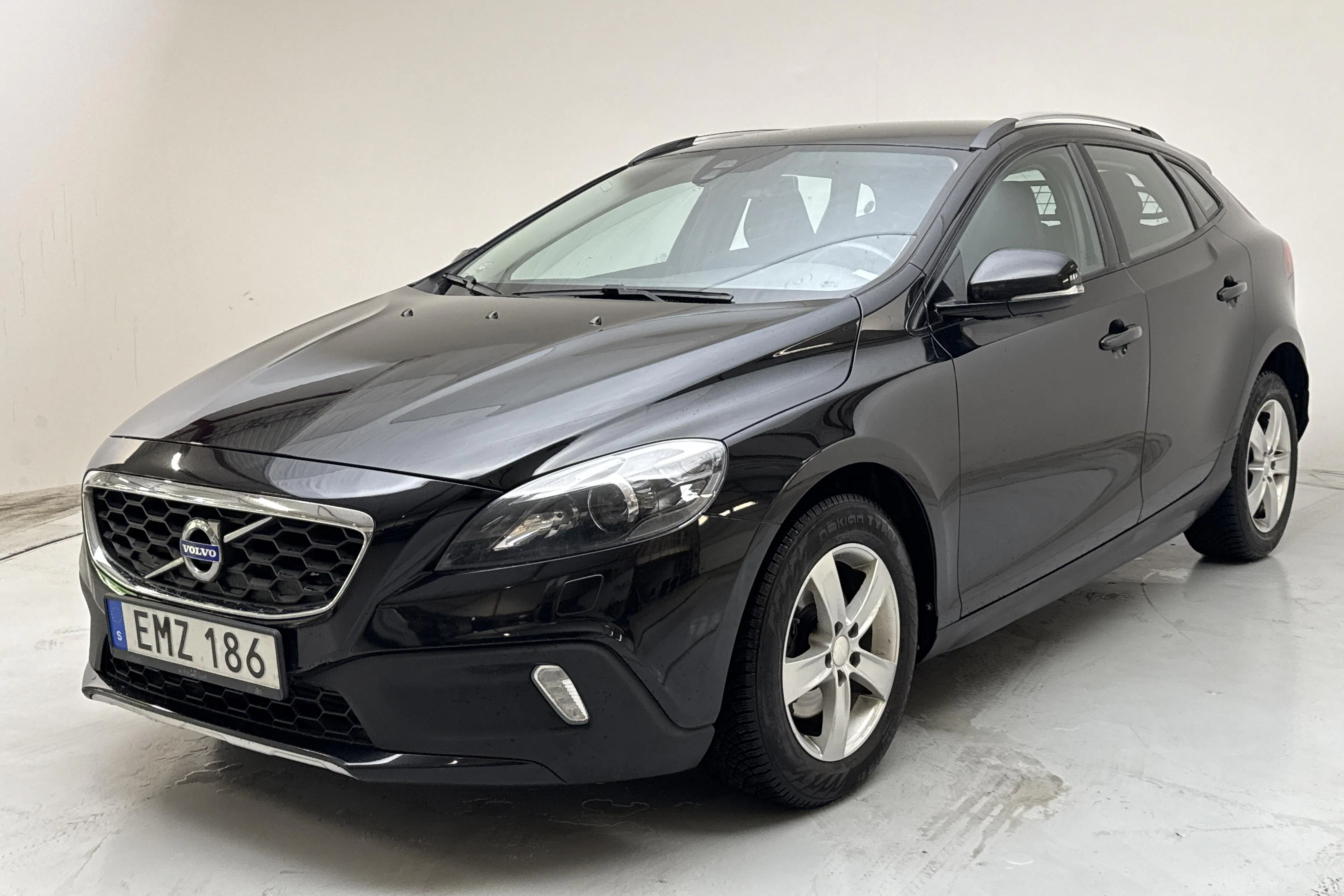 Presentationsfoto 1 av 12: Volvo V40 Cross Country D2 (115hk) - 15 178 mil - Manuell - svart - 2015