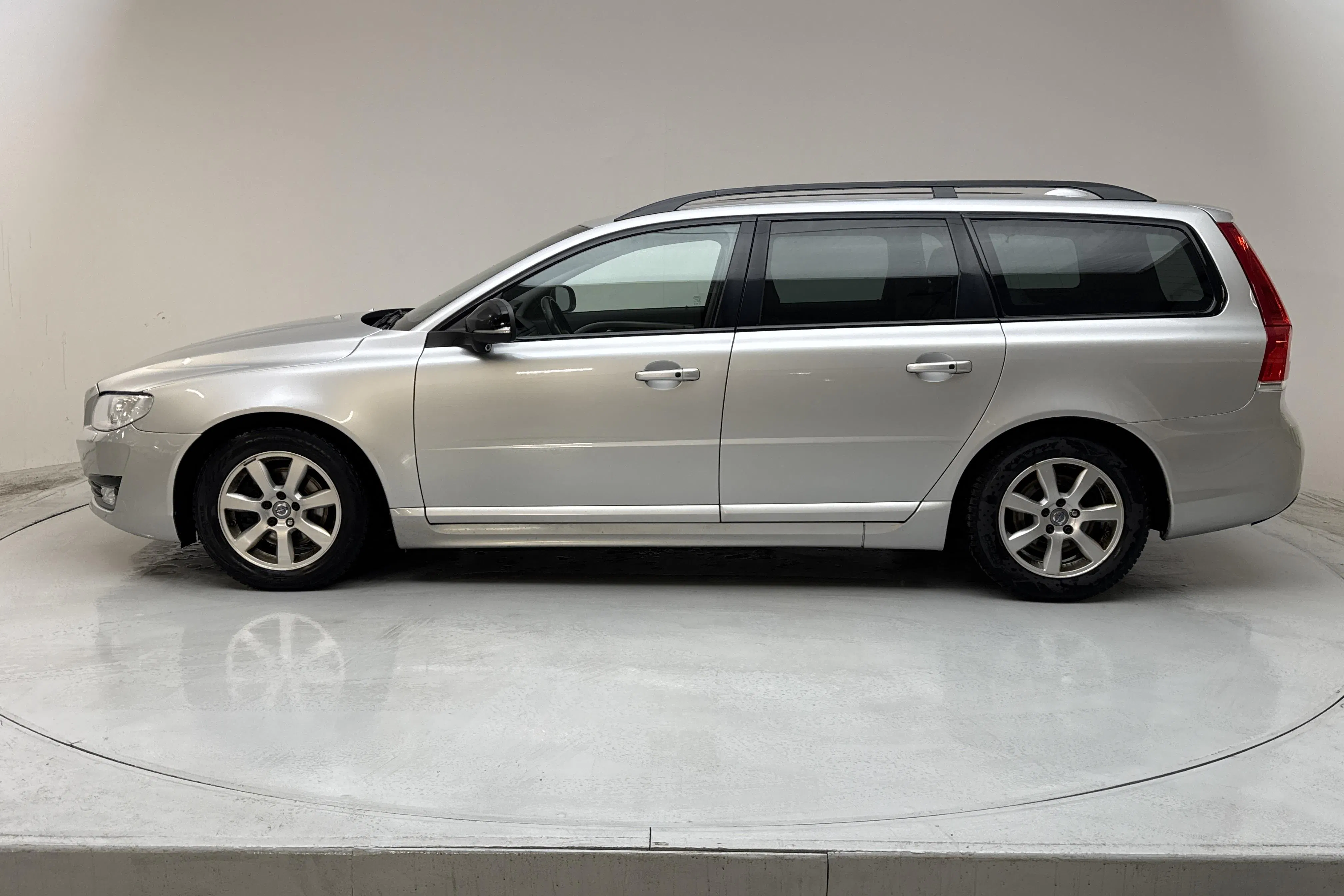 Presentationsfoto 2 av 24: Volvo V70 II D4 (181hk) - 25 206 mil - Automat - silver - 2015