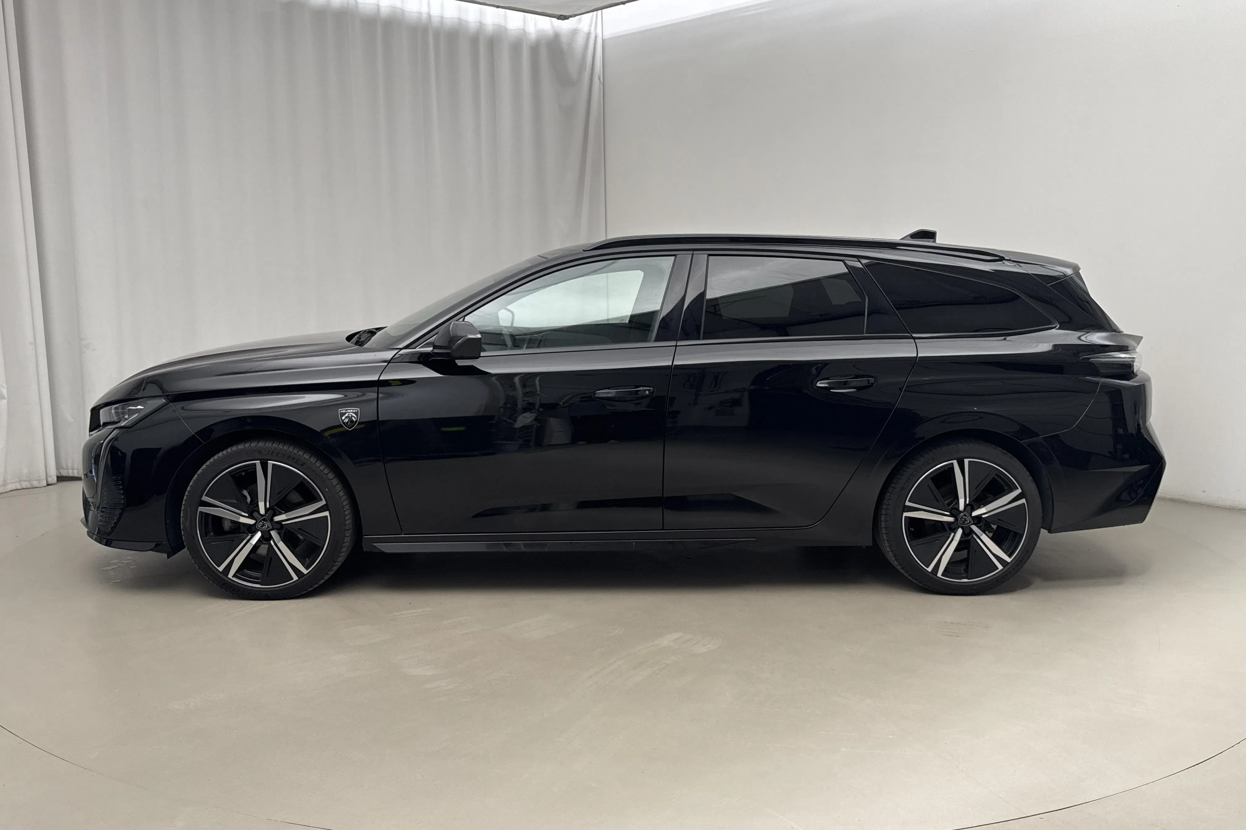 Presentation photo 2 of 20: Peugeot 308 1.2 PureTech SW (130hk) - 5 400 Scandinavian mile - Automatic - black - 2024