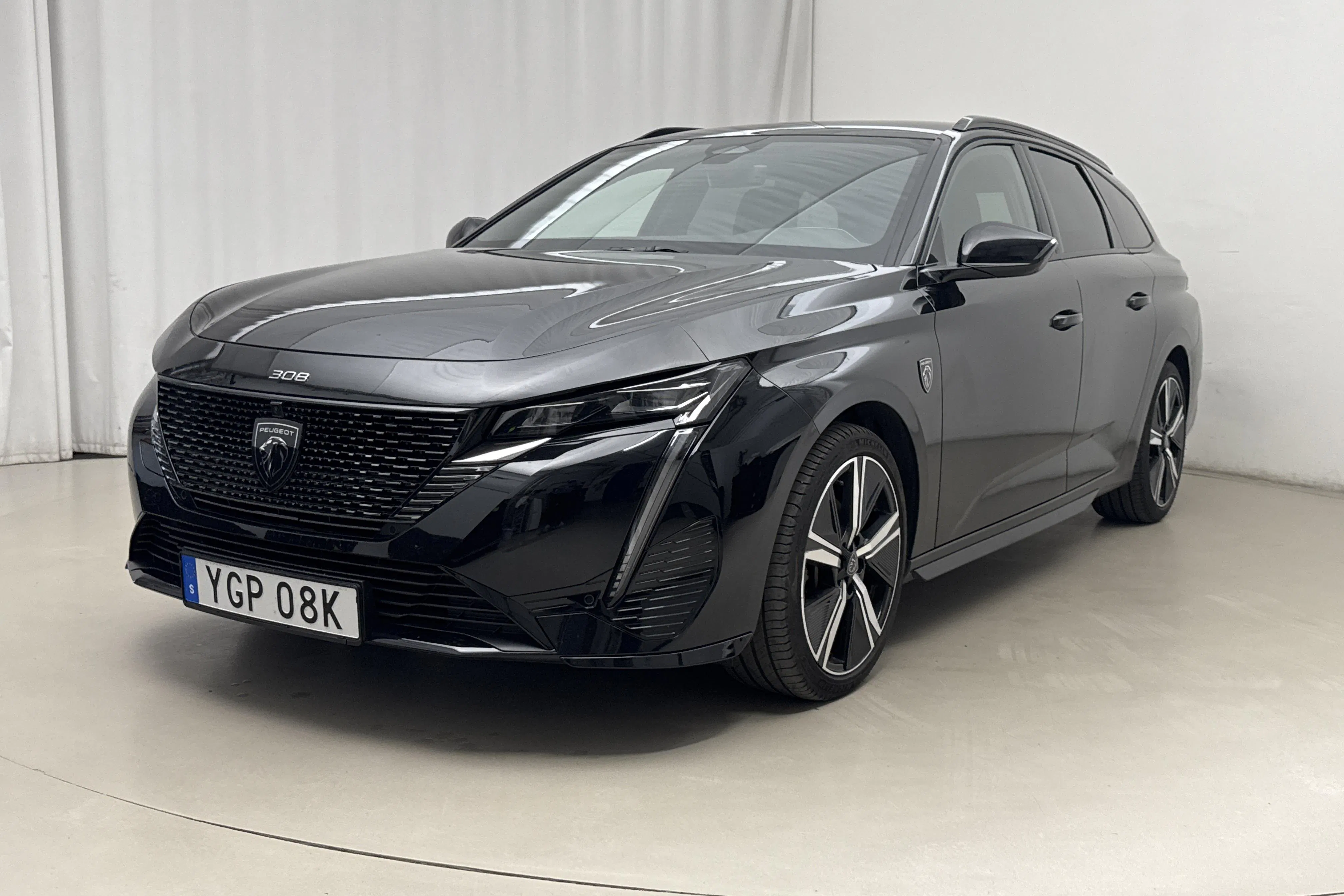 Presentation photo 1 of 20: Peugeot 308 1.2 PureTech SW (130hk) - 5 400 Scandinavian mile - Automatic - black - 2024