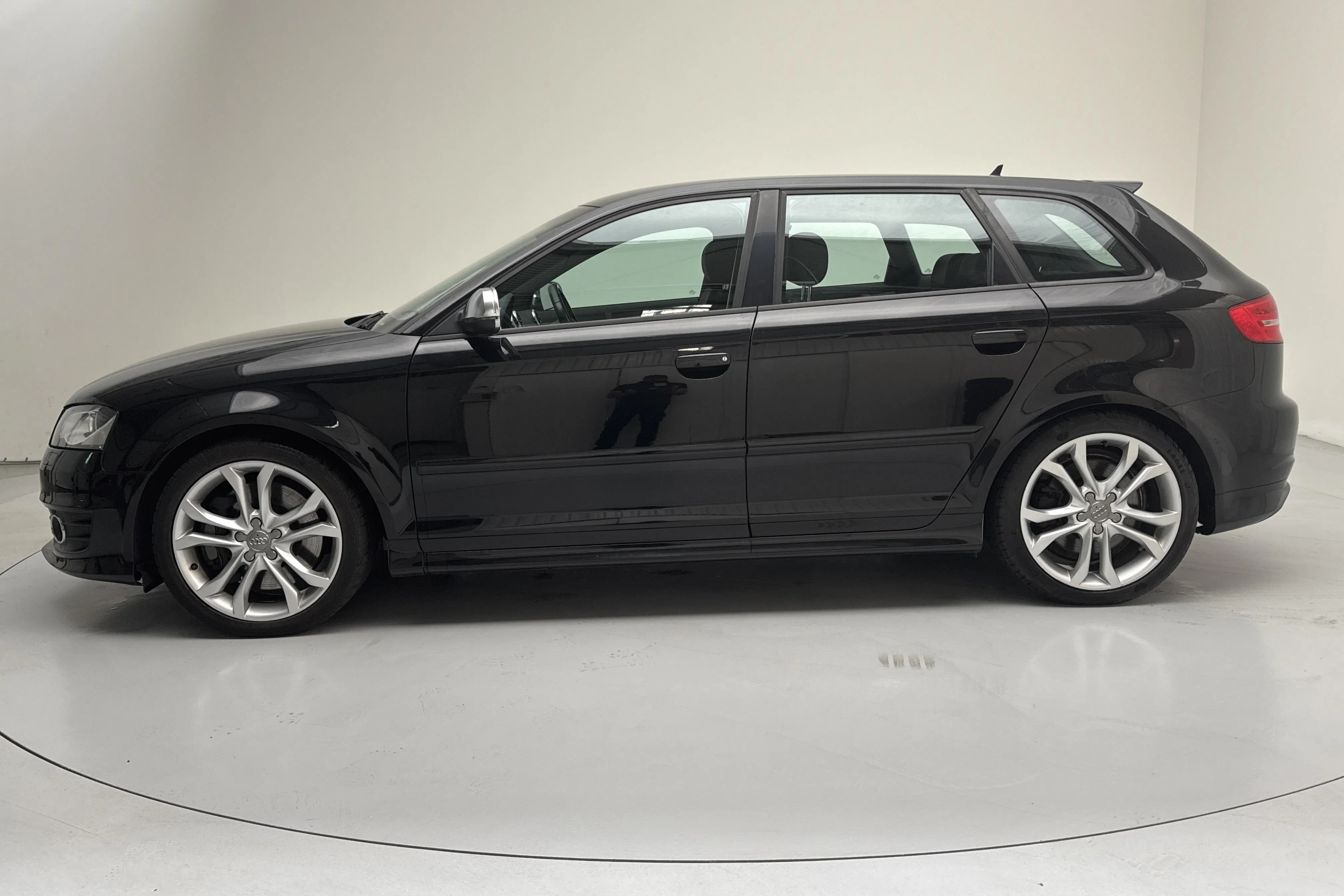 Presentationsfoto 2 av 13: Audi S3 2.0 TFSI Sportback (265hk) - 9 987 mil - Manuell - svart - 2011