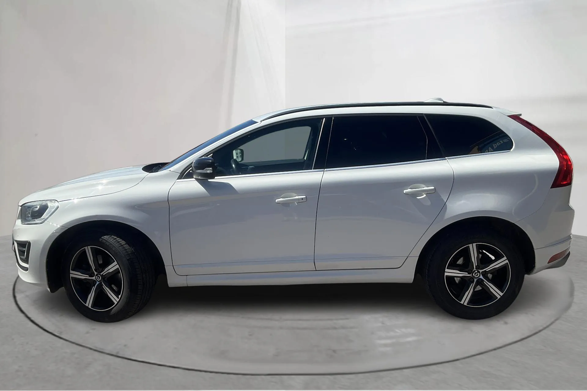 Presentationsfoto 2 av 12: Volvo XC60 D4 AWD (190hk) - 17 615 mil - Automat - vit - 2017