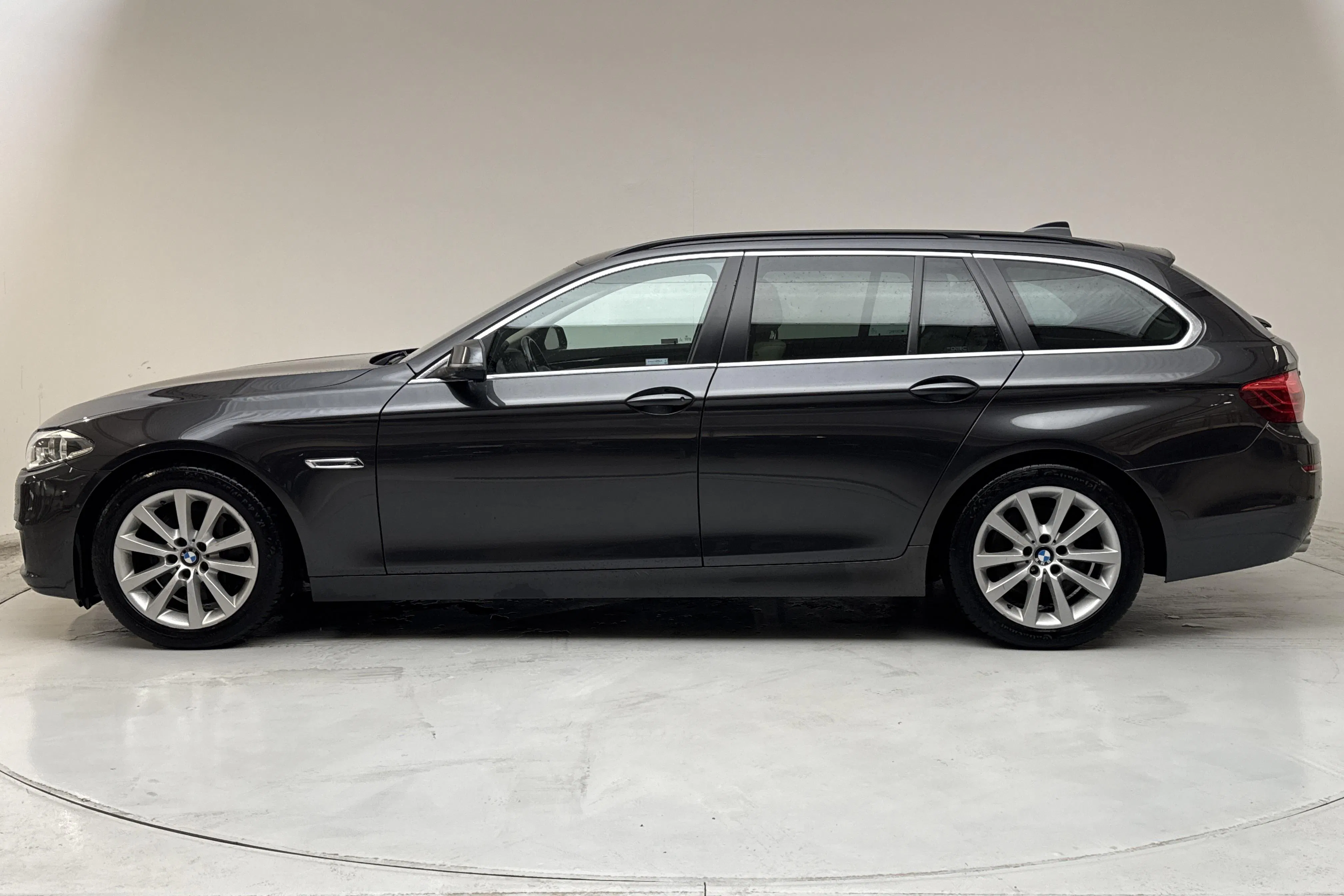 Presentation photo 2 of 14: BMW 530d xDrive Touring, F11 (258hk) - 199 950 km - Automatic - gray - 2017