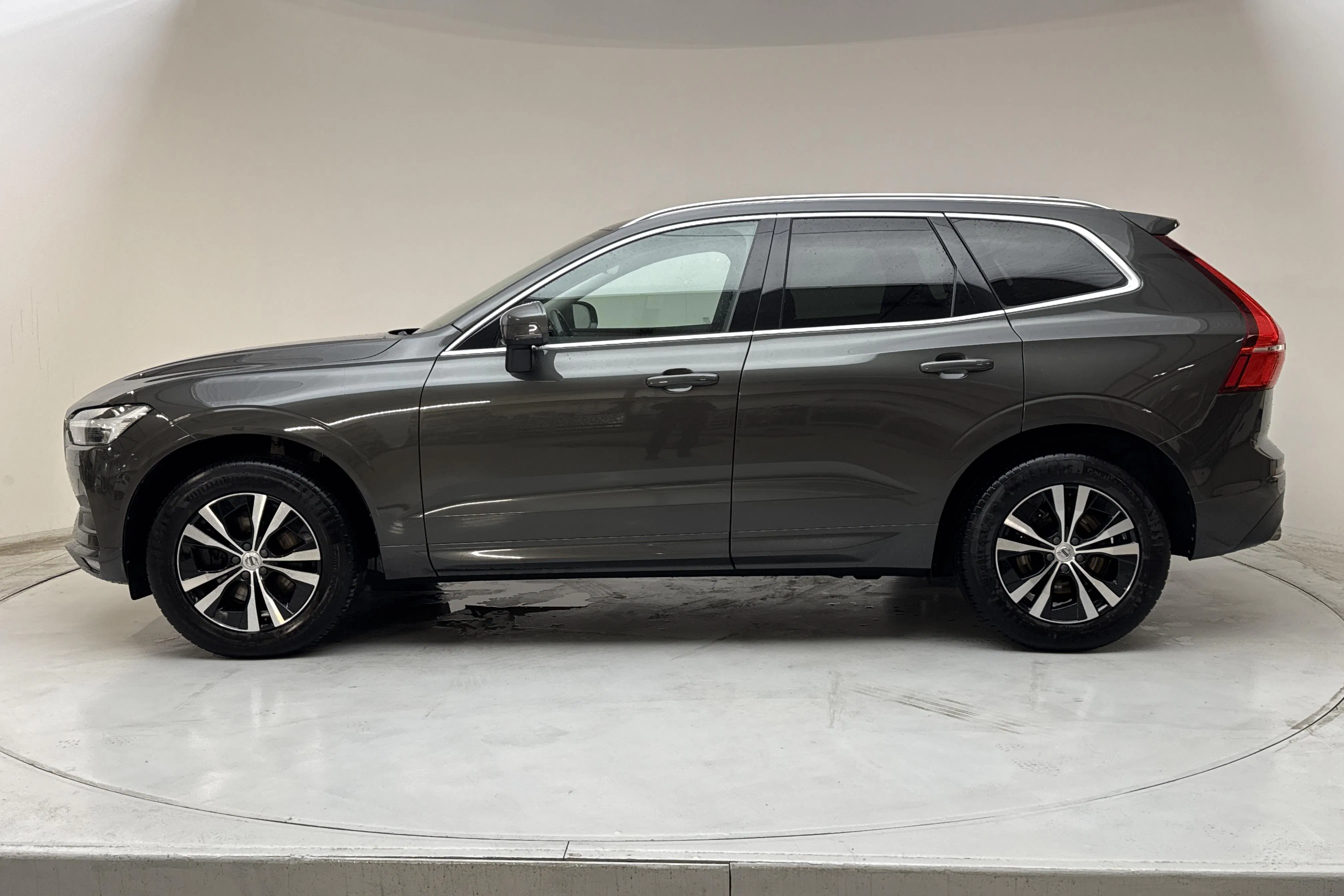 Presentationsfoto 2 av 15: Volvo XC60 B4 AWD Mildhybrid, Diesel (197hk) - 21 661 mil - Automat - Mörkgrå - 2021