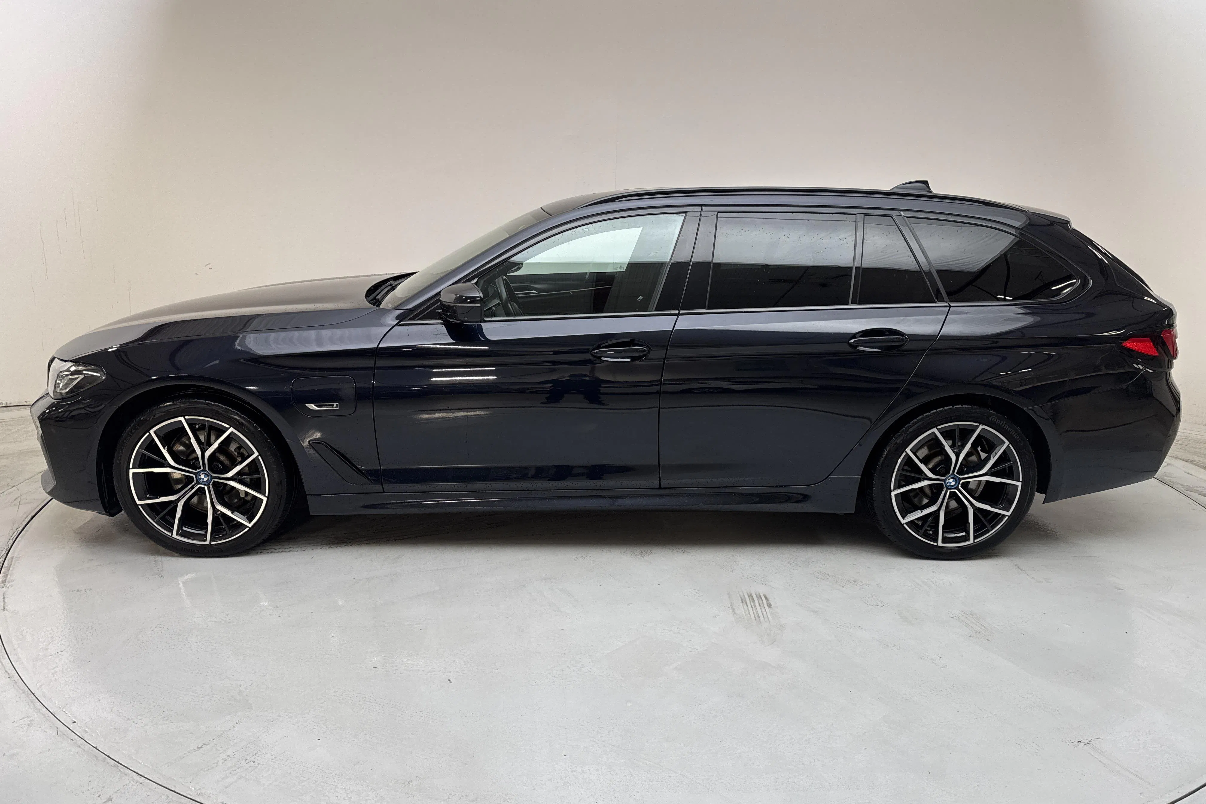 Presentation photo 2 of 18: BMW 530e xDrive Touring, G31 12kWh LCI (292hk) - 96 390 km - Automatic - black - 2022