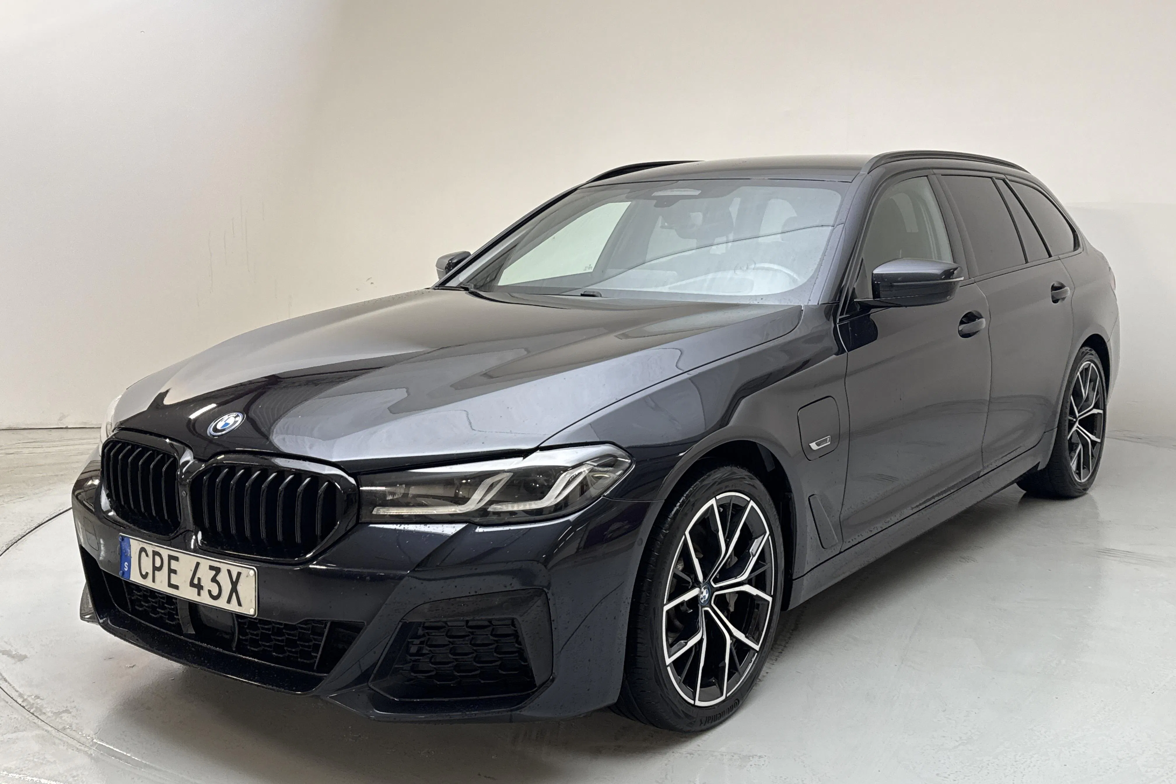 Presentation photo 1 of 18: BMW 530e xDrive Touring, G31 12kWh LCI (292hk) - 96 390 km - Automatic - black - 2022