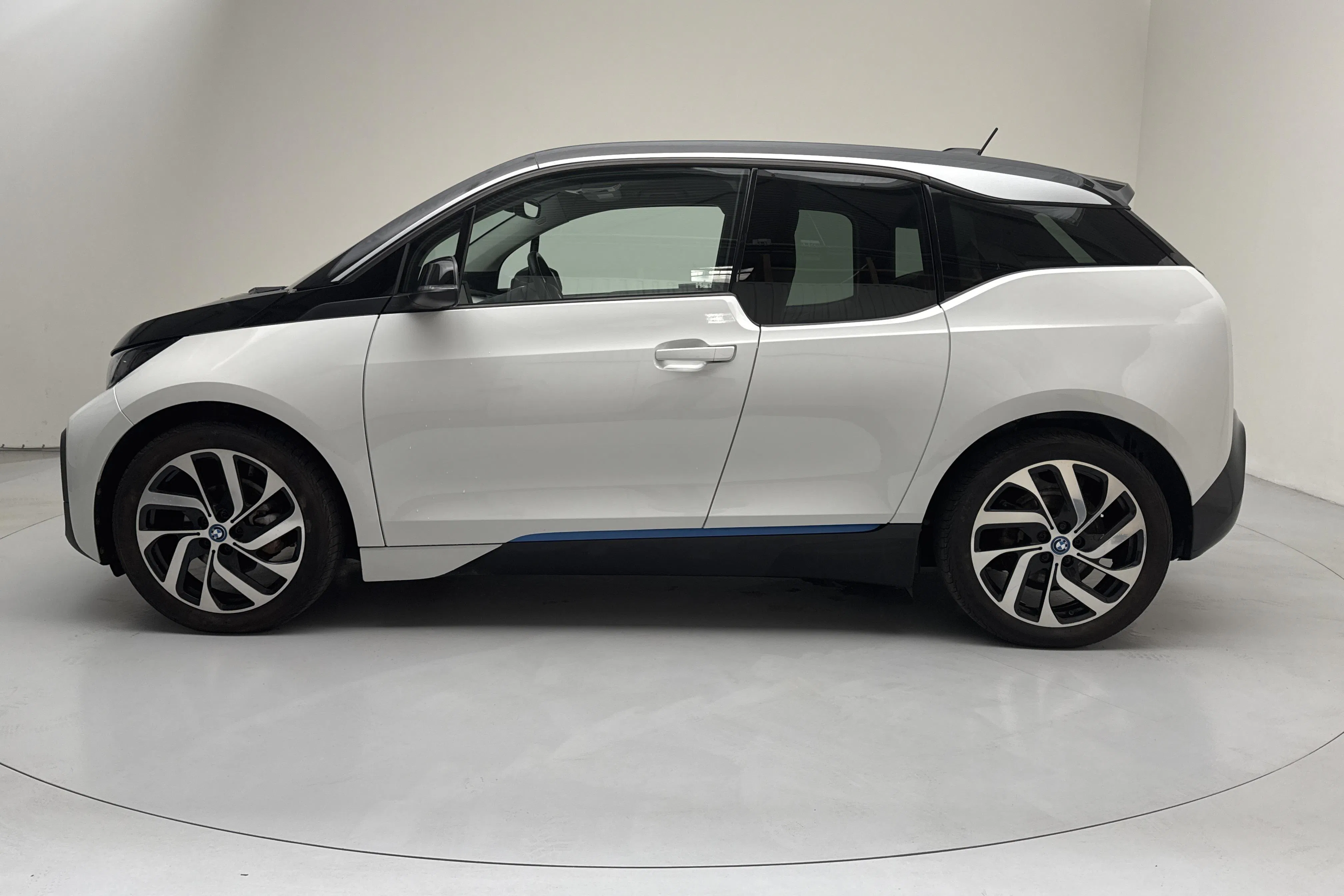 Presentation photo 2 of 15: BMW i3 94Ah, I01 (170hk) - 9 589 Scandinavian mile - Automatic - white - 2018