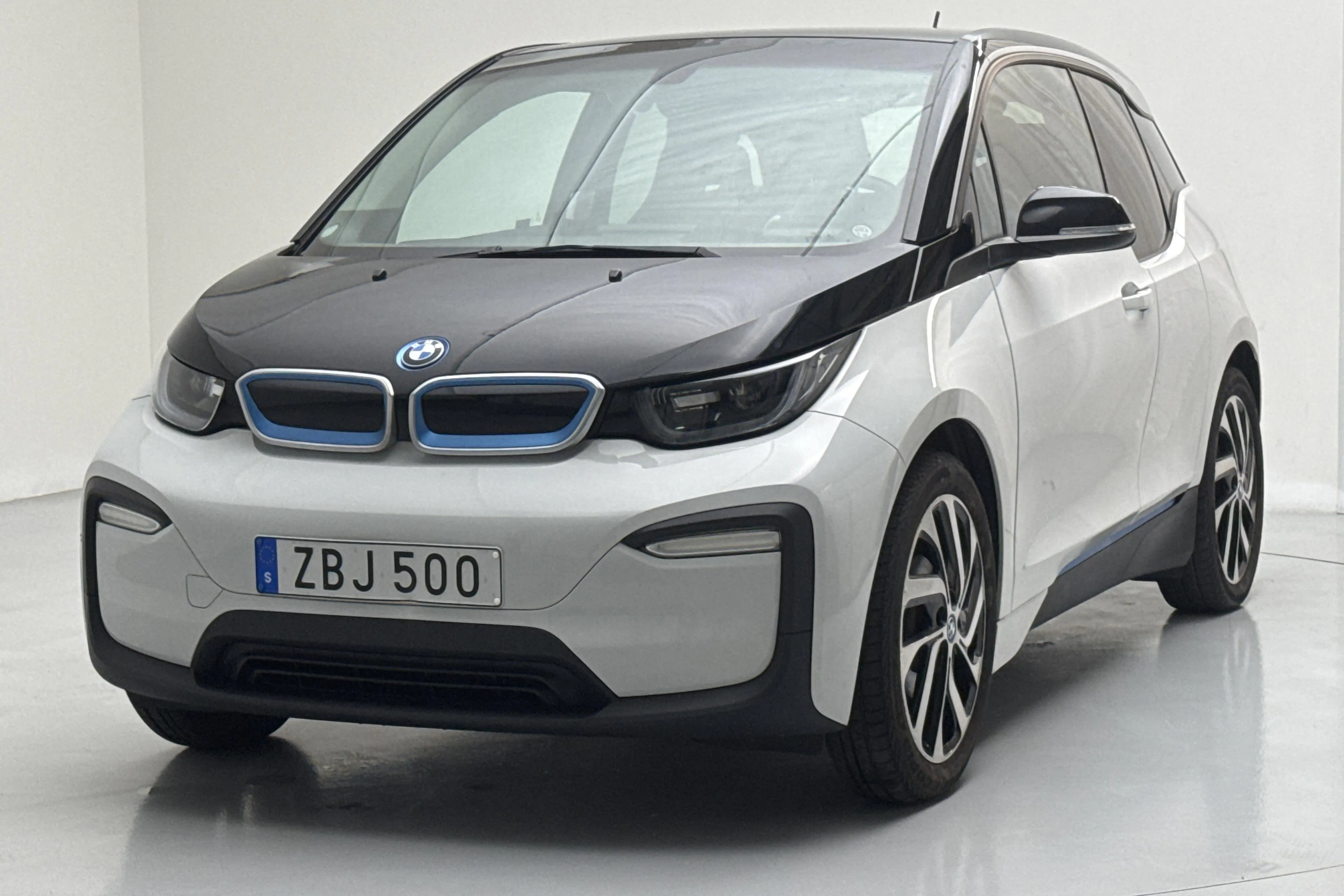Presentation photo 1 of 15: BMW i3 94Ah, I01 (170hk) - 9 589 Scandinavian mile - Automatic - white - 2018