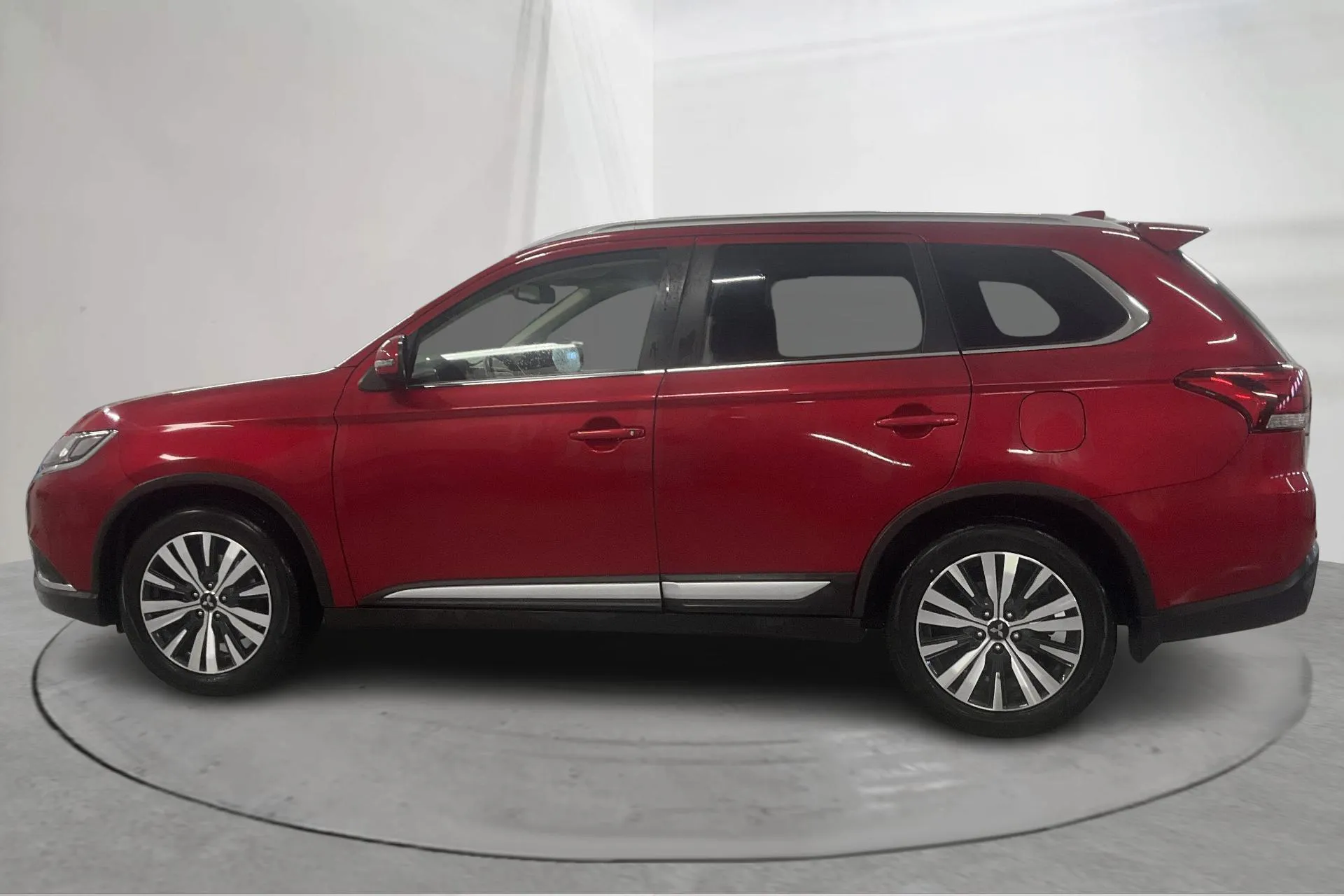 Presentationsfoto 2 av 21: Mitsubishi Outlander 2.0 4WD (150hk) - 12 695 mil - Automat - röd - 2020