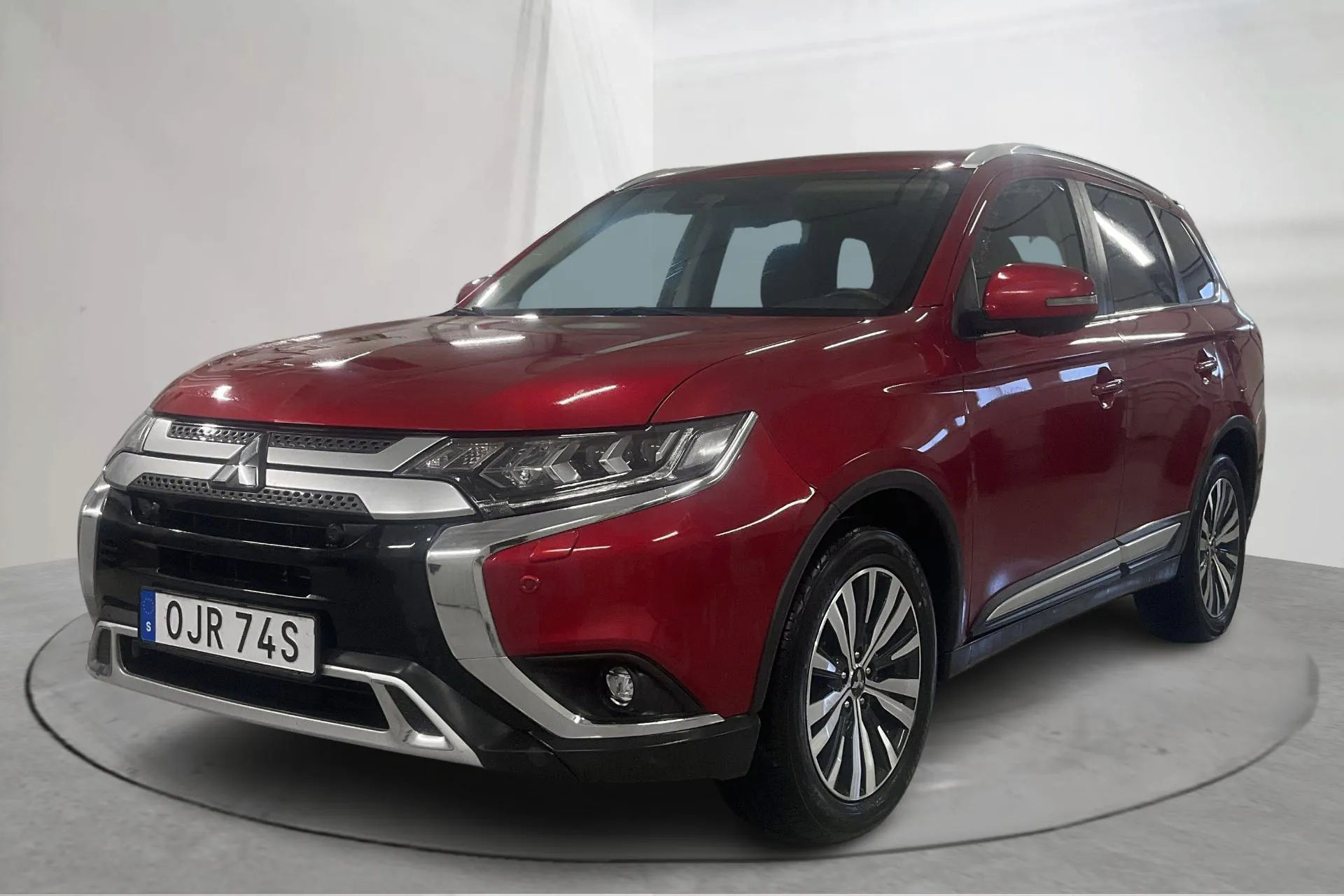 Presentationsfoto 1 av 21: Mitsubishi Outlander 2.0 4WD (150hk) - 12 695 mil - Automat - röd - 2020
