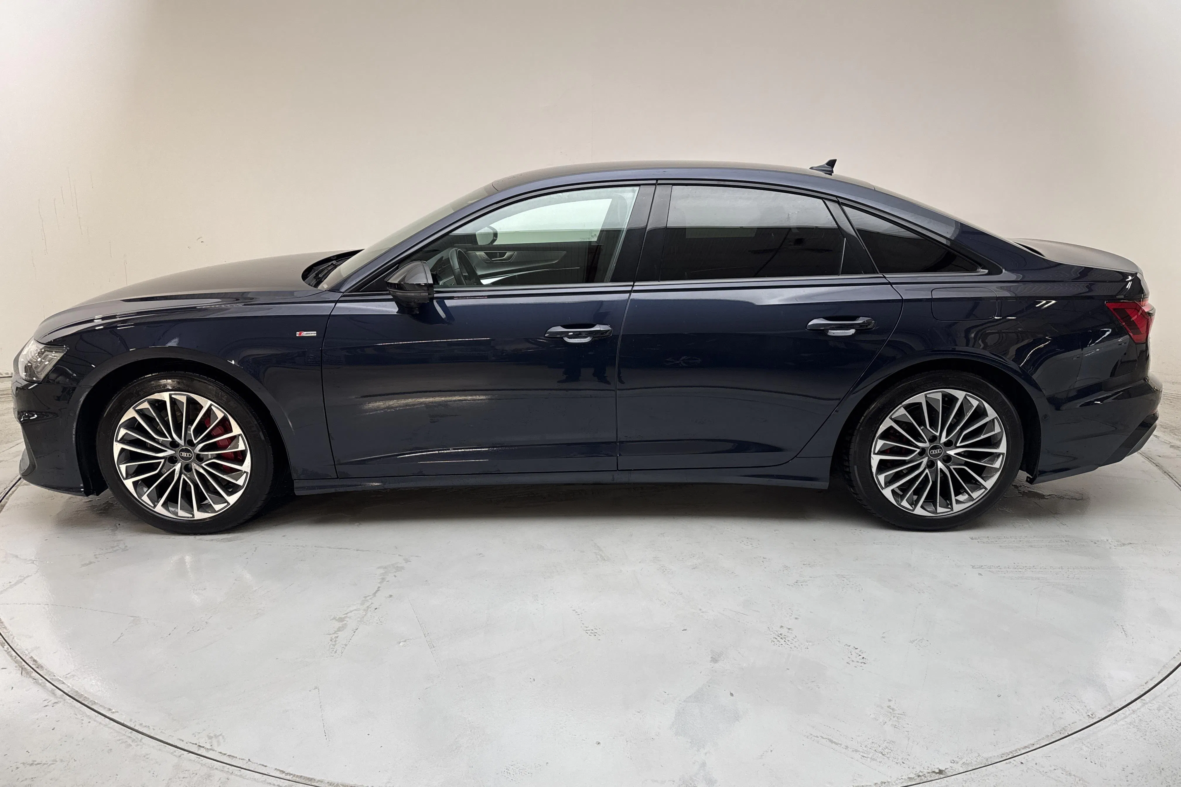 Presentationsfoto 2 av 19: Audi A6 Sedan 55 TFSI e quattro (367hk) - 6 289 mil - Automat - blå - 2023