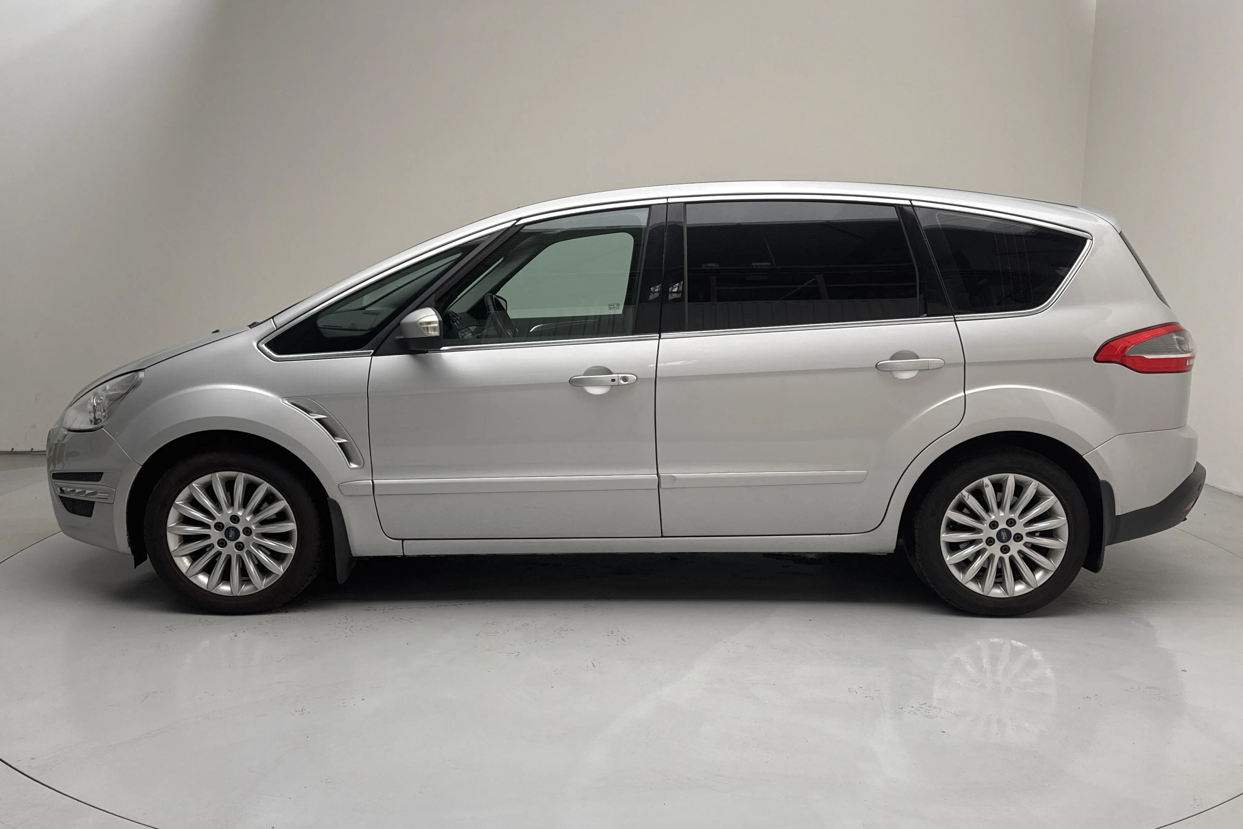 Presentation photo 2 of 16: Ford S-MAX 2.0 Duratorq TDCi (140hk) - 206 670 km - Automatic - gray - 2013