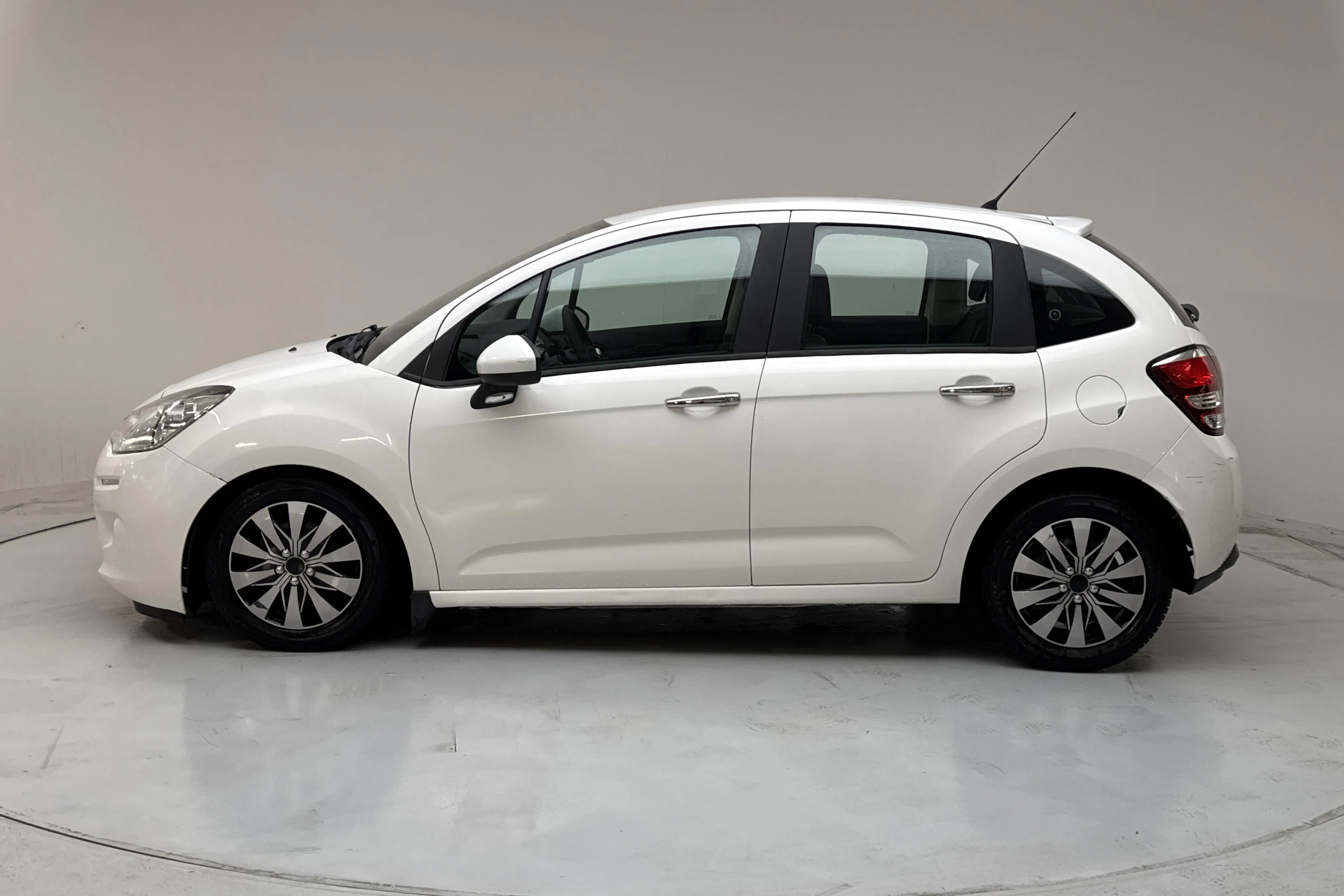 Presentation photo 2 of 11: Citroën C3 e-HDi (70hk) - 118 130 km - Automatic - white - 2013