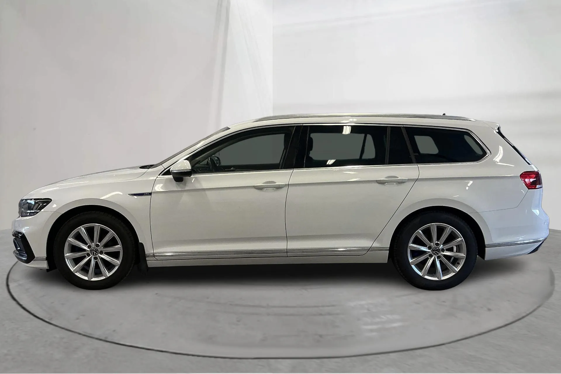 Presentationsfoto 2 av 18: VW Passat 1.4 GTE Sportscombi (218hk) - 11 337 mil - Automat - vit - 2021
