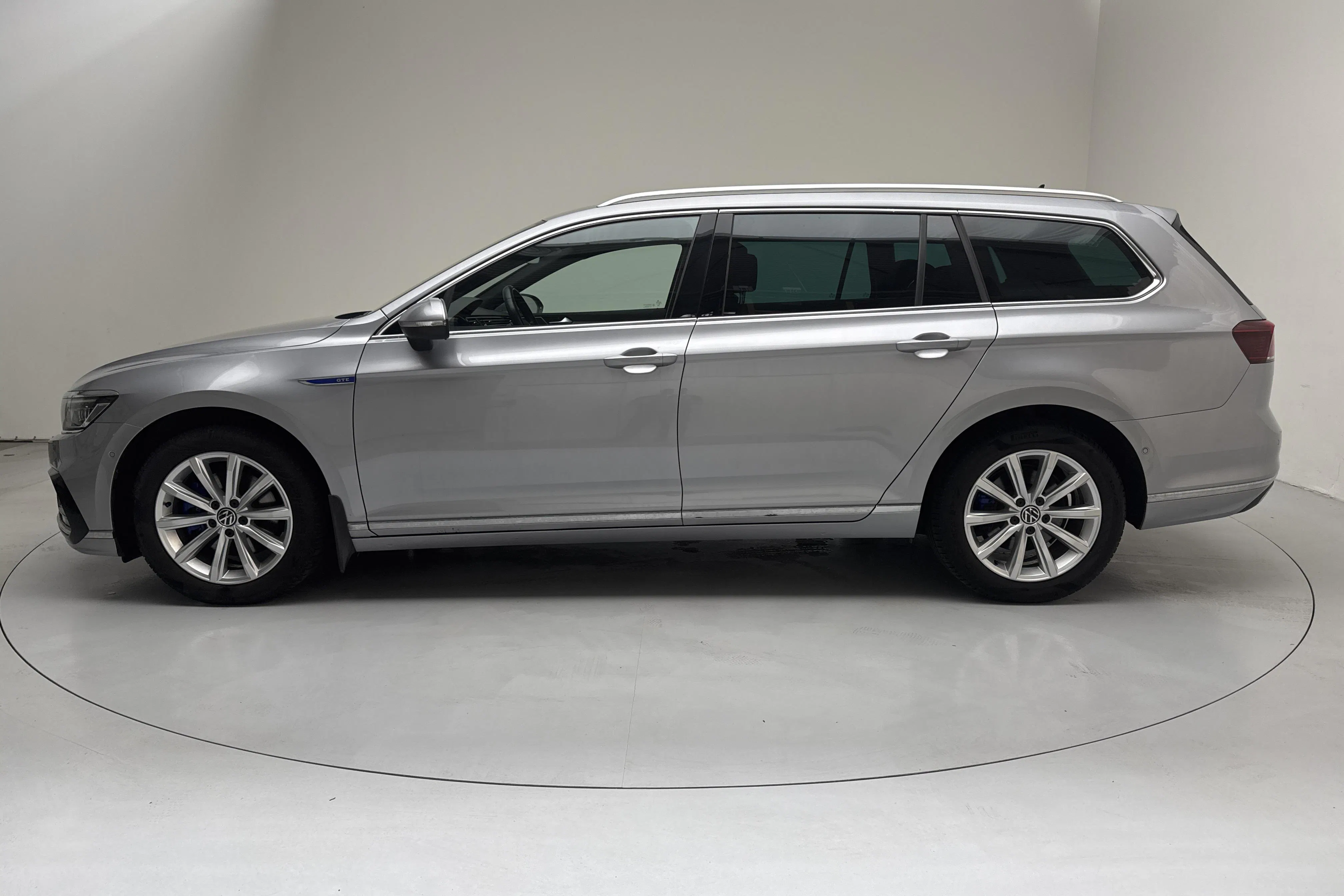 Presentation photo 2 of 18: VW Passat 1.4 GTE Sportscombi (218hk) - 79 440 km - Automatic - silver - 2023