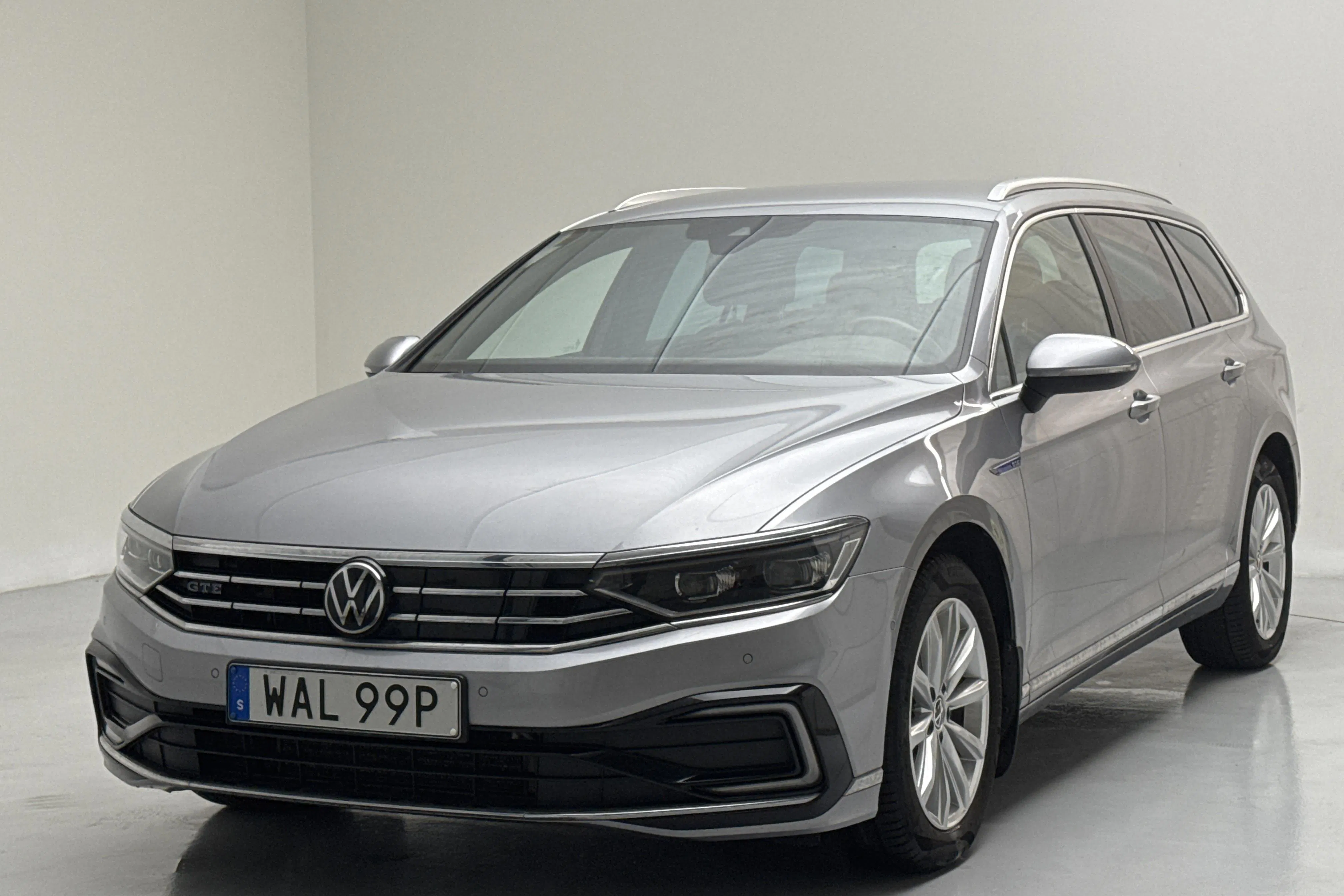 Presentation photo 1 of 18: VW Passat 1.4 GTE Sportscombi (218hk) - 79 440 km - Automatic - silver - 2023