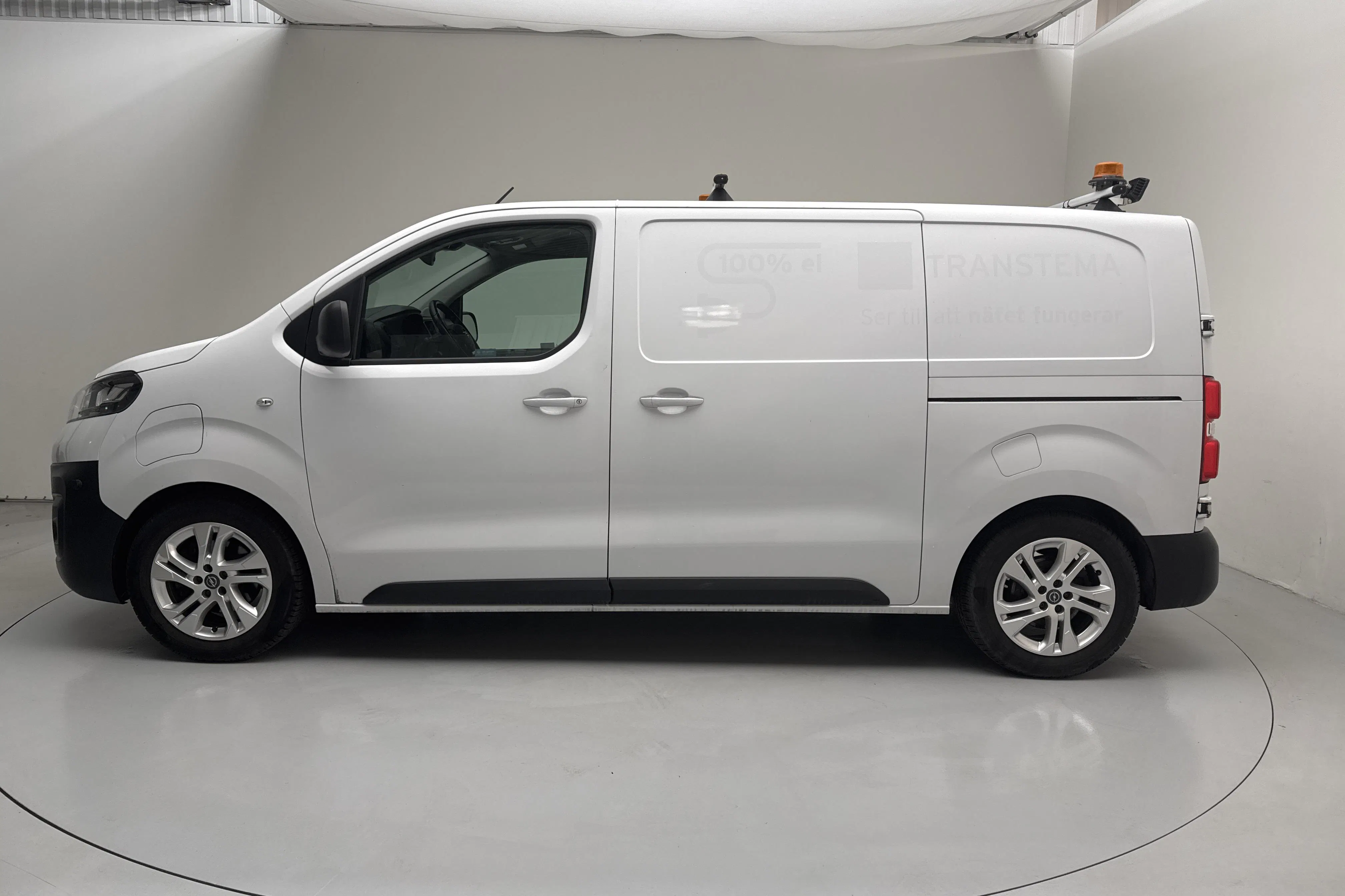 Presentation photo 2 of 19: Opel E-Vivaro 75kWh (136hk) - 67 910 km - Automatic - white - 2022