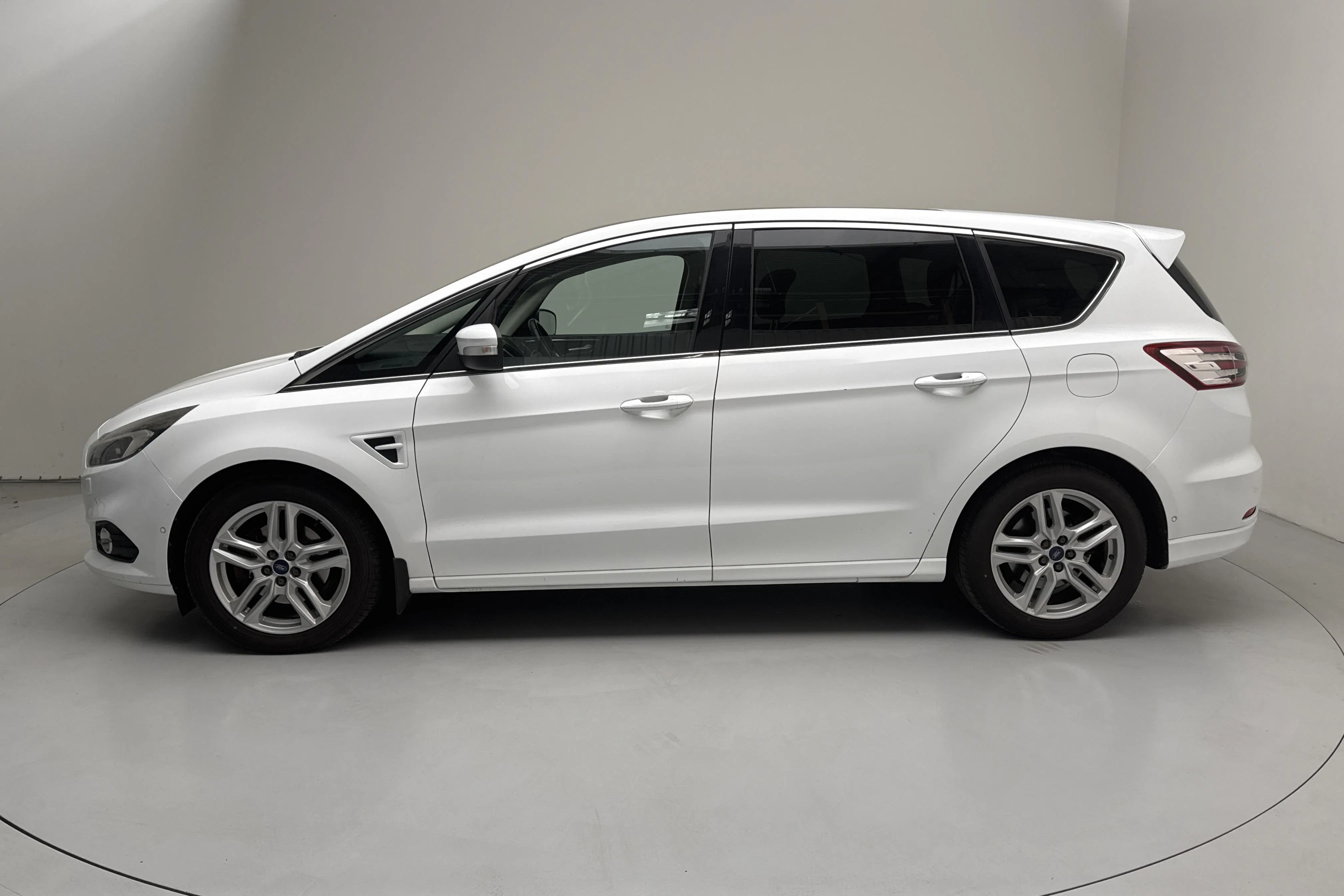 Presentationsfoto 2 av 18: Ford S-MAX 2.0 TDCi AWD (180hk) - 19 106 mil - Automat - vit - 2017