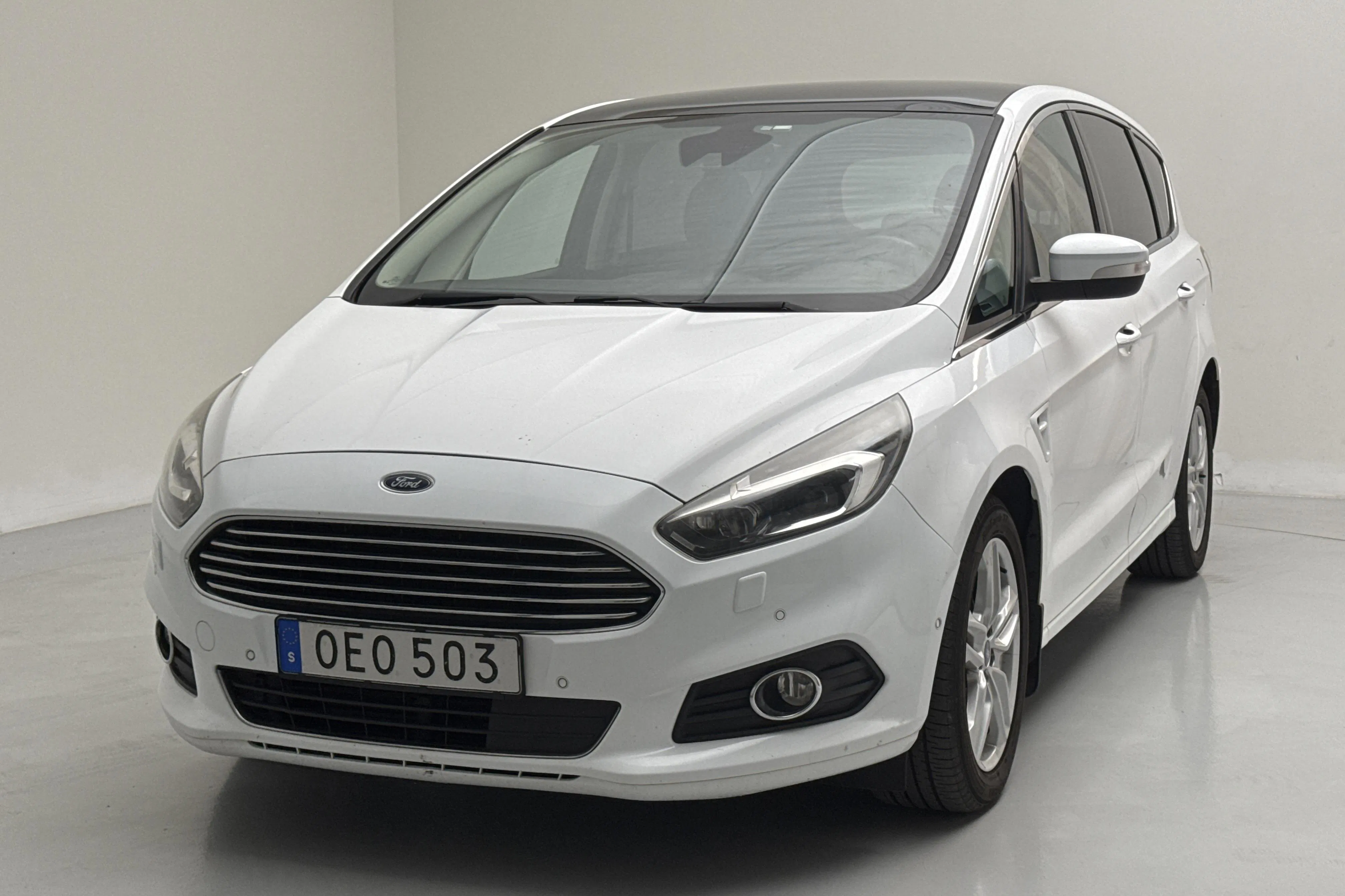 Presentationsfoto 1 av 18: Ford S-MAX 2.0 TDCi AWD (180hk) - 19 106 mil - Automat - vit - 2017