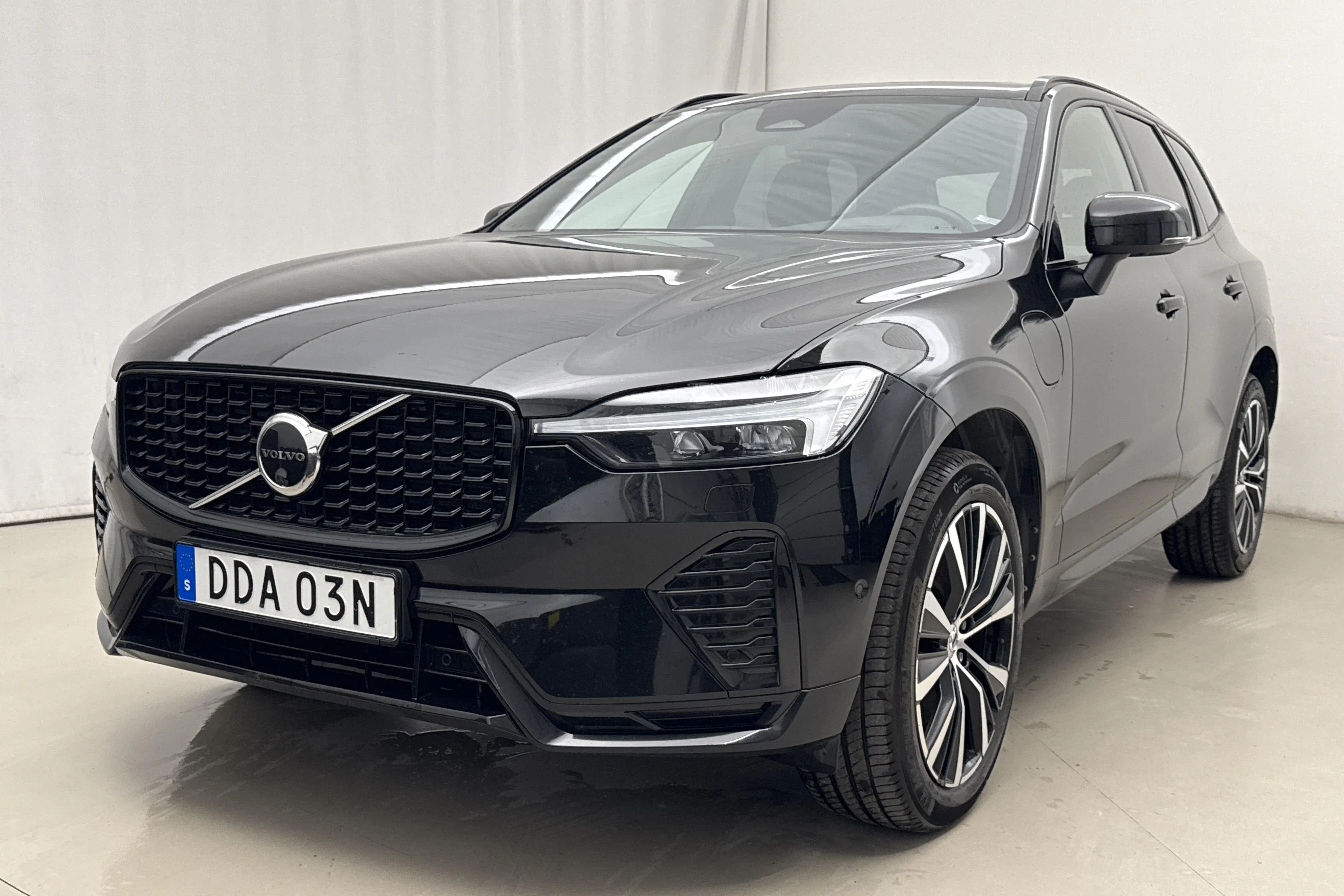 Presentationsfoto 1 av 24: Volvo XC60 T8 AWD Recharge (455hk) - 13 754 mil - Automat - svart - 2023