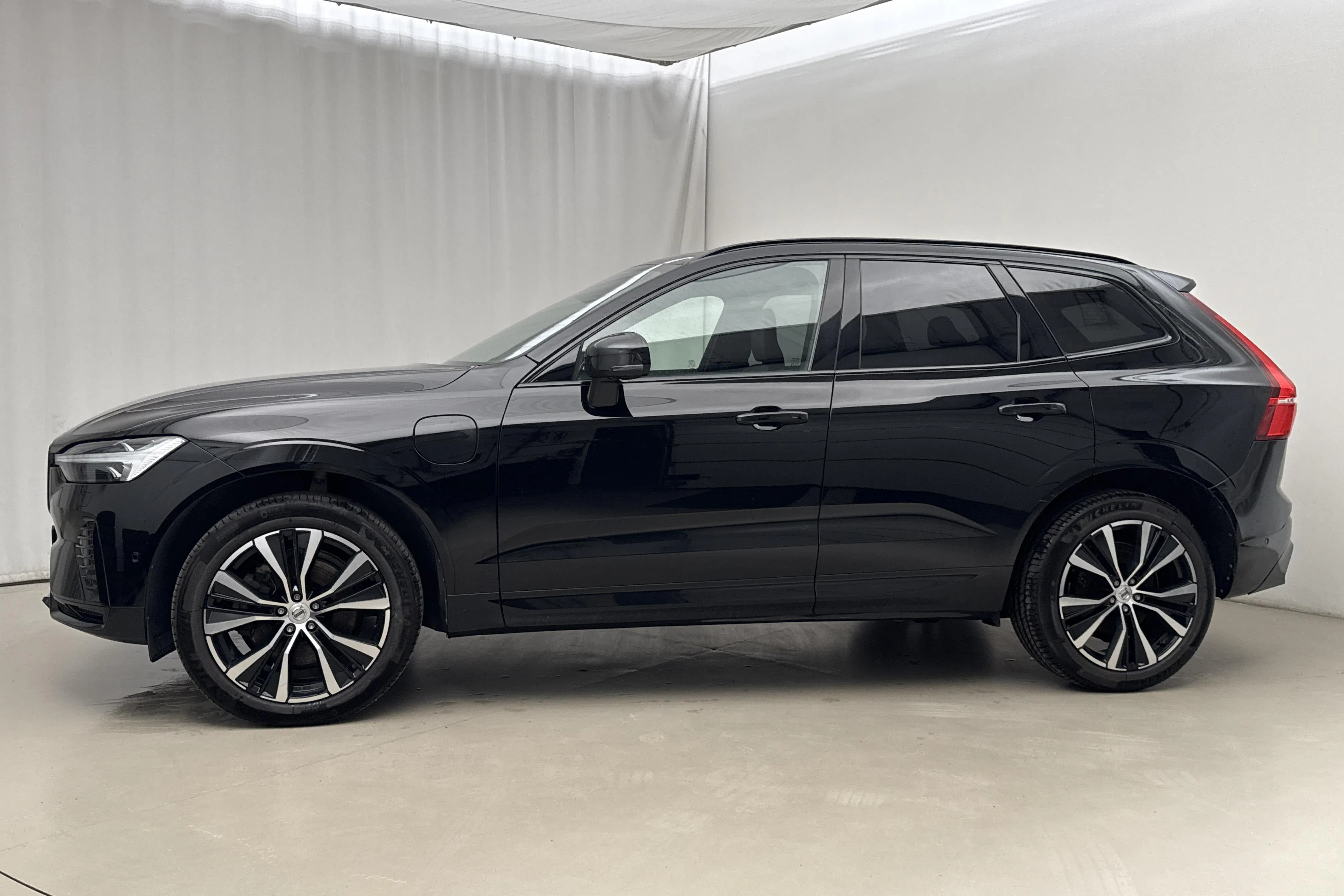 Presentationsfoto 2 av 24: Volvo XC60 T8 AWD Recharge (455hk) - 13 754 mil - Automat - svart - 2023
