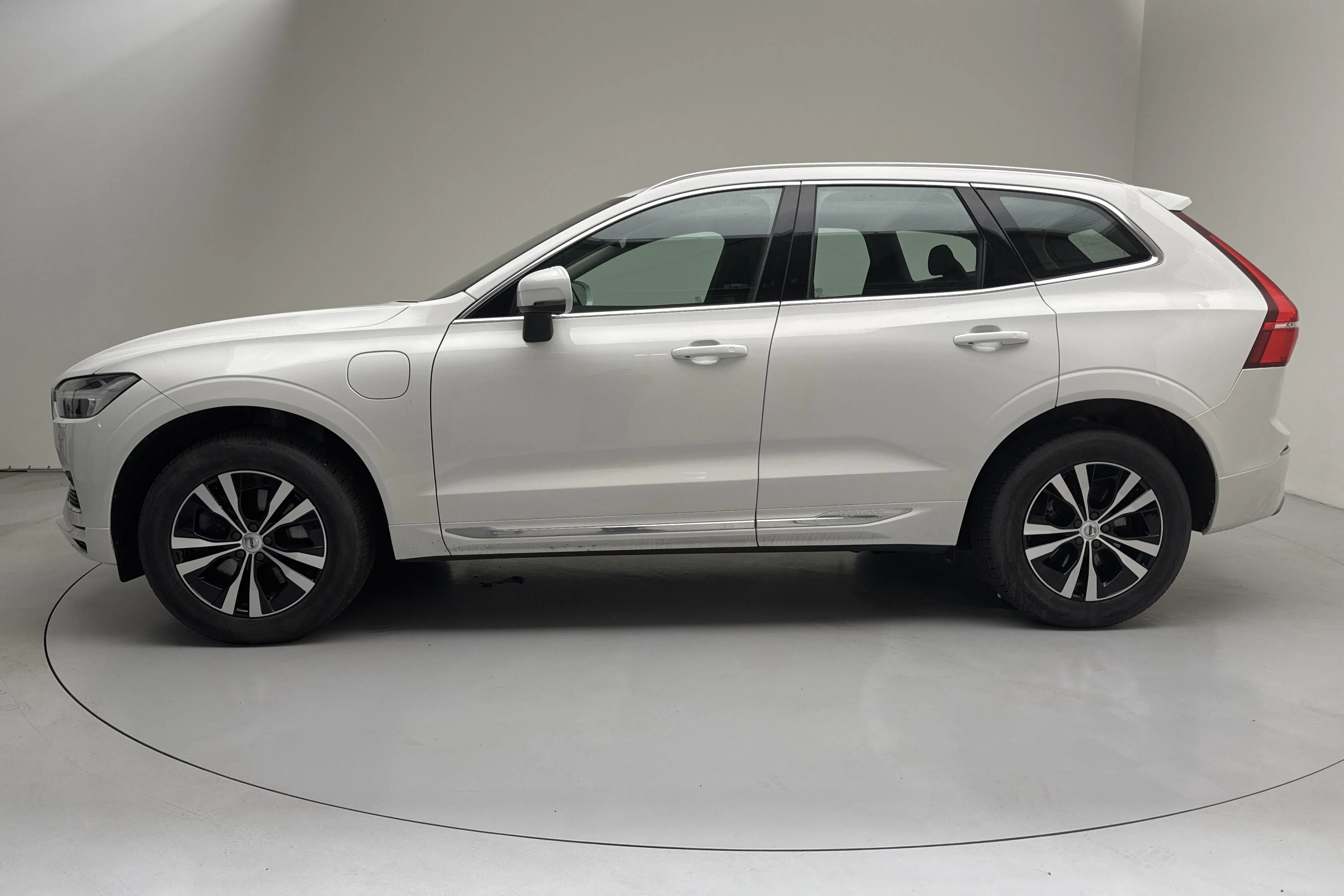 Presentationsfoto 2 av 18: Volvo XC60 T6 AWD Recharge (340hk) - 6 891 mil - Automat - vit - 2021