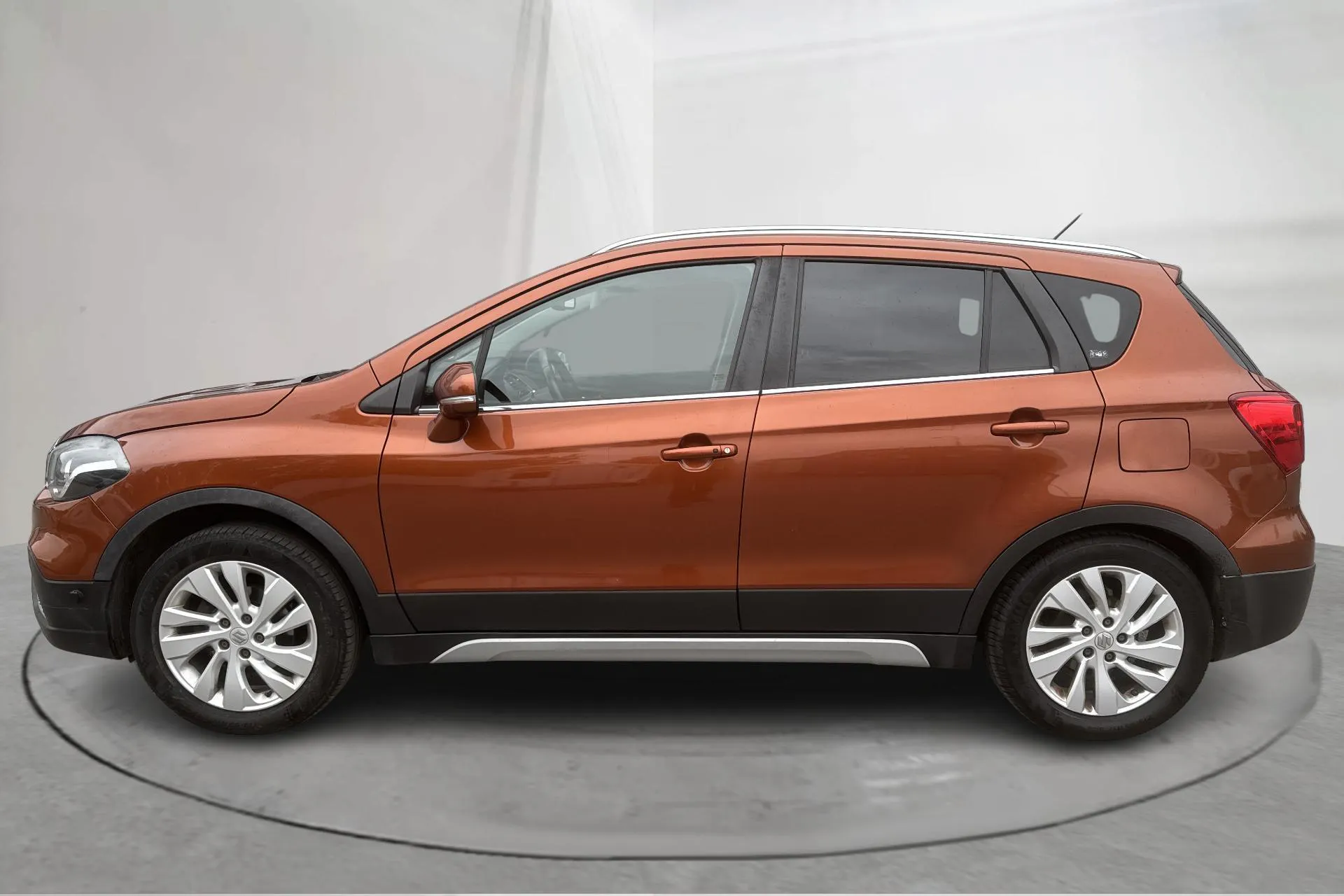 Presentationsfoto 2 av 15: Suzuki S-Cross 1.0T Allgrip 4x4 (112hk) - 21 630 mil - Manuell - brun - 2018