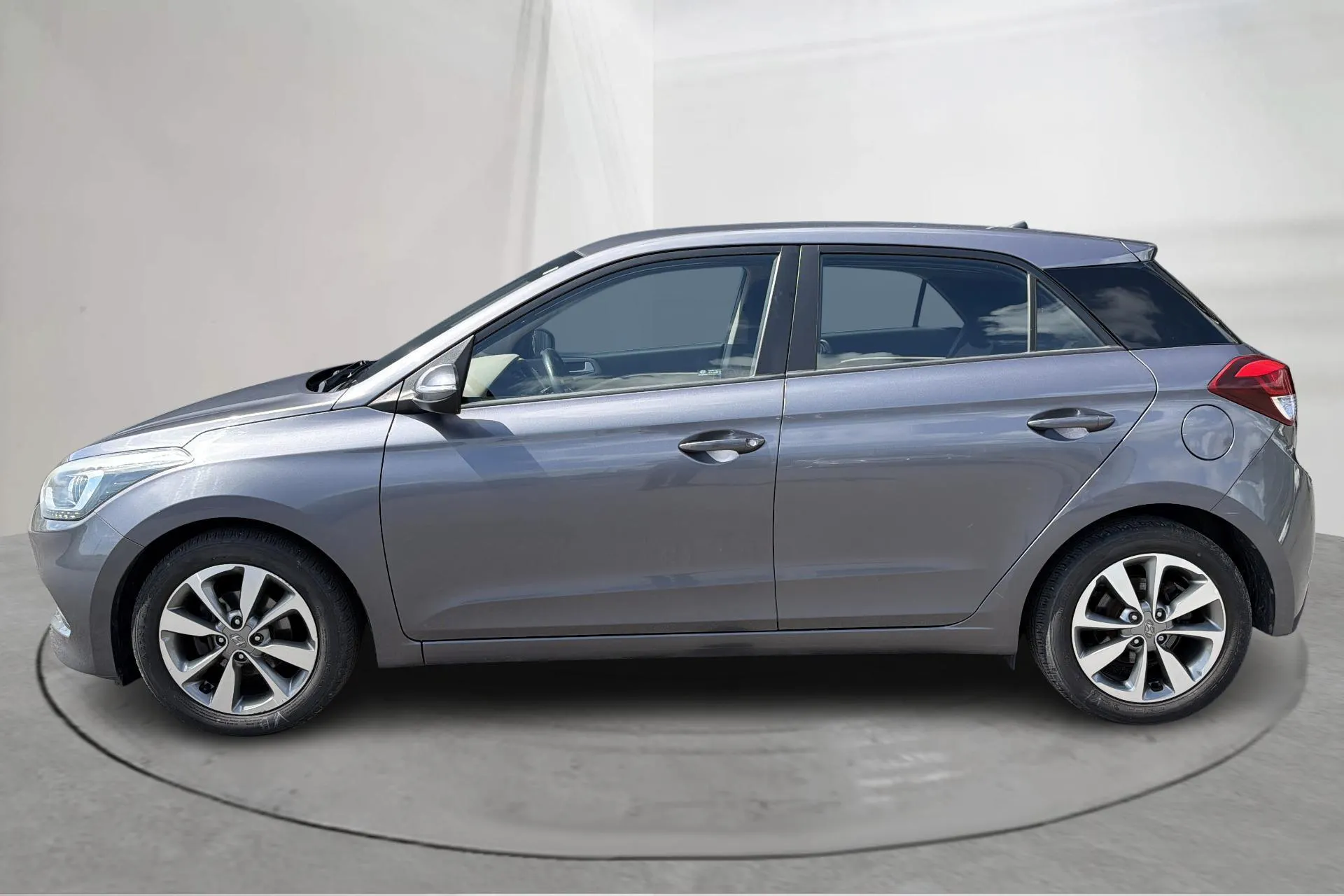 Presentationsfoto 2 av 13: Hyundai i20 1.2 (84hk) - 8 953 mil - Manuell - Dark Grey - 2015