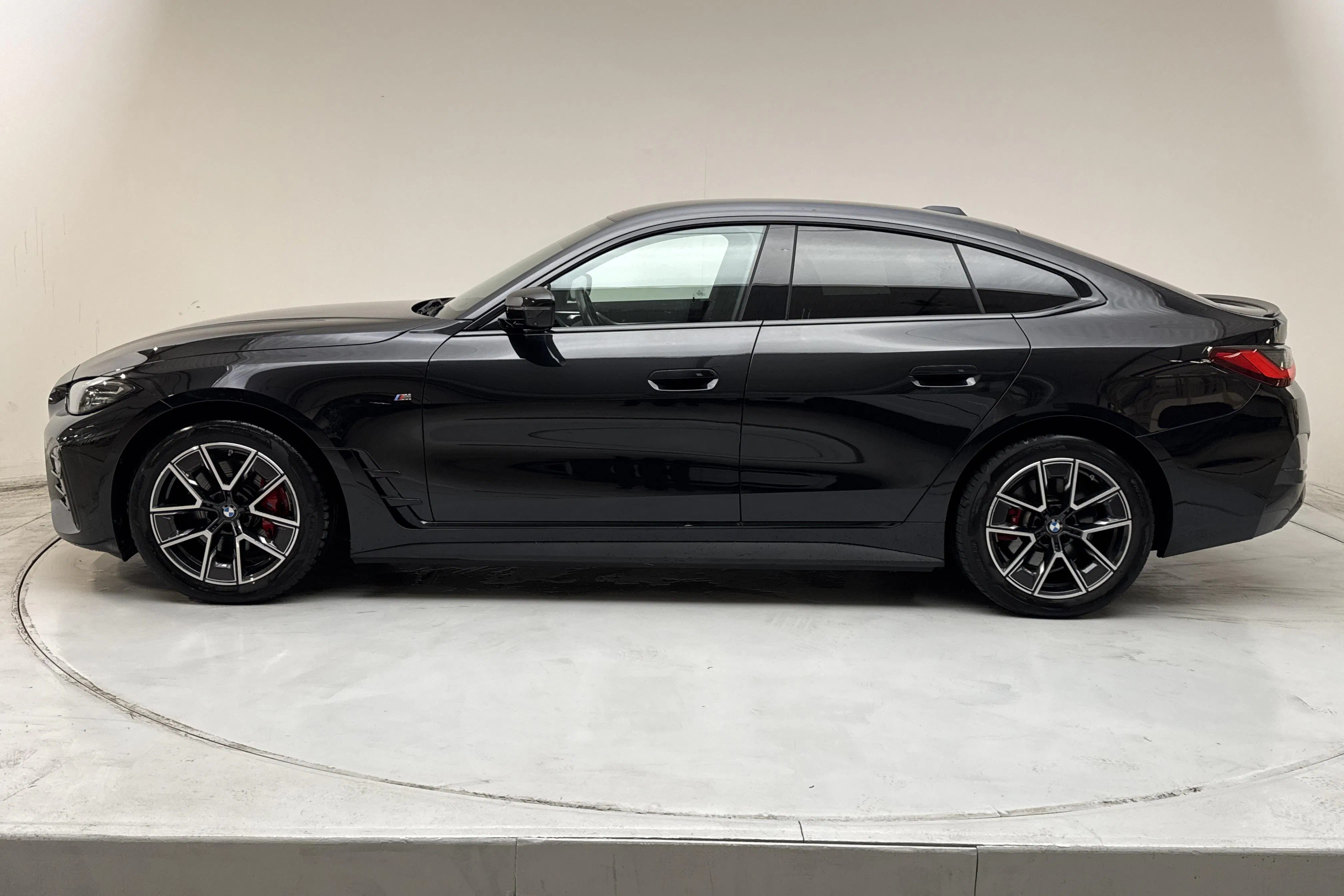 Presentationsfoto 2 av 21: BMW i4 eDrive40, G26 (340hk) - 1 575 mil - Automat - svart - 2024